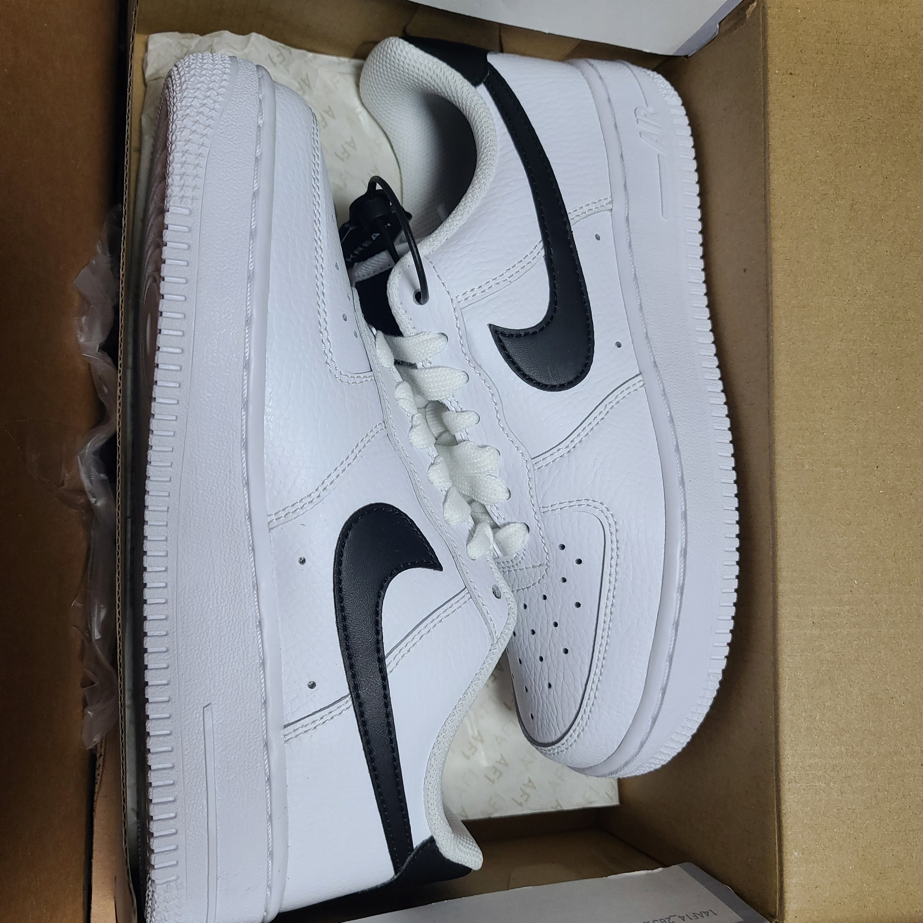 (W) Nike Air Force 1 '07 Low White Black 착용 스타일 - 3