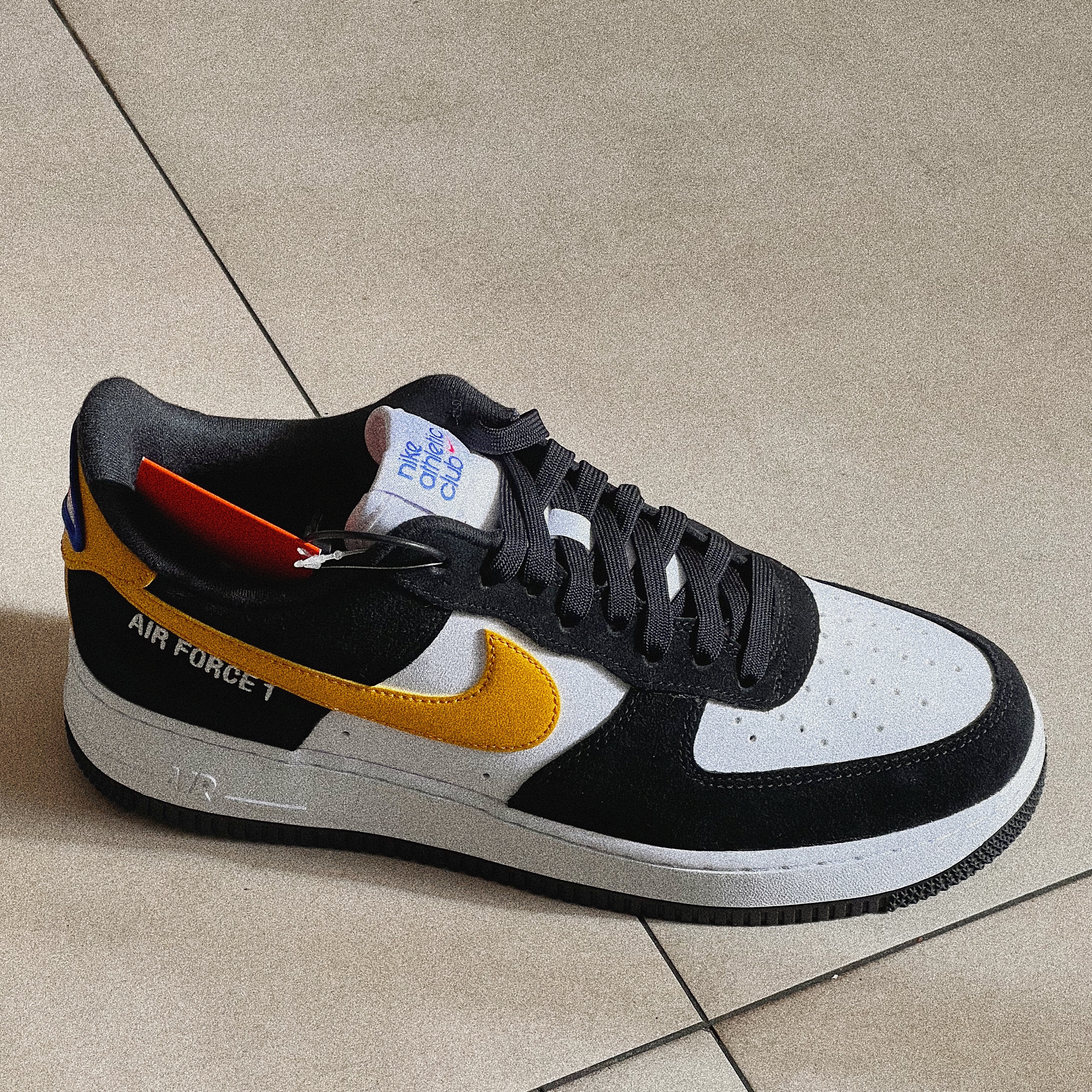 Nike Air Force 1 '07 LV8 Athletic Club Black Dark Sulfur 착용 스타일