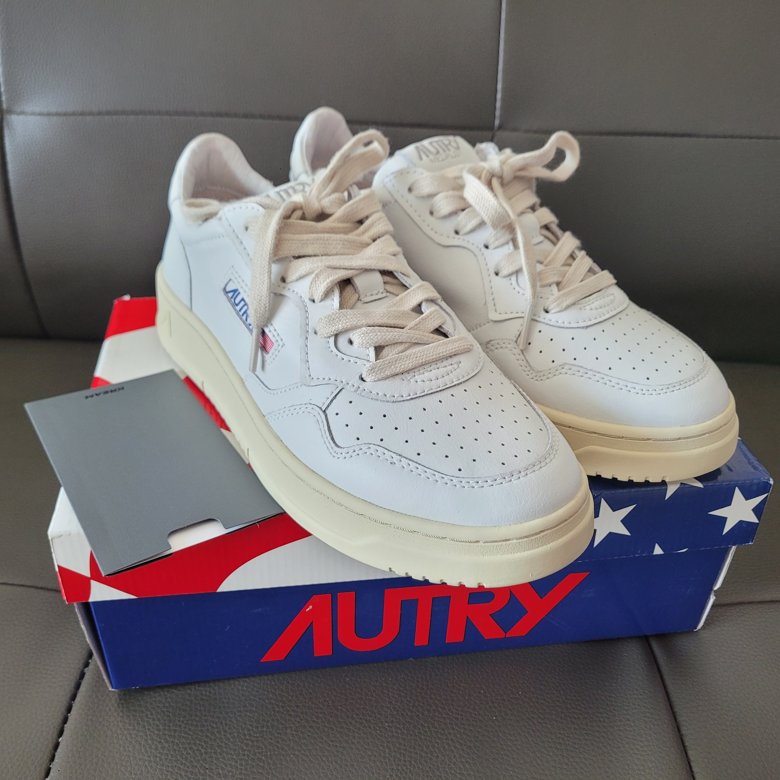 Autry Medalist Low Leather Sneakers White 착용 스타일