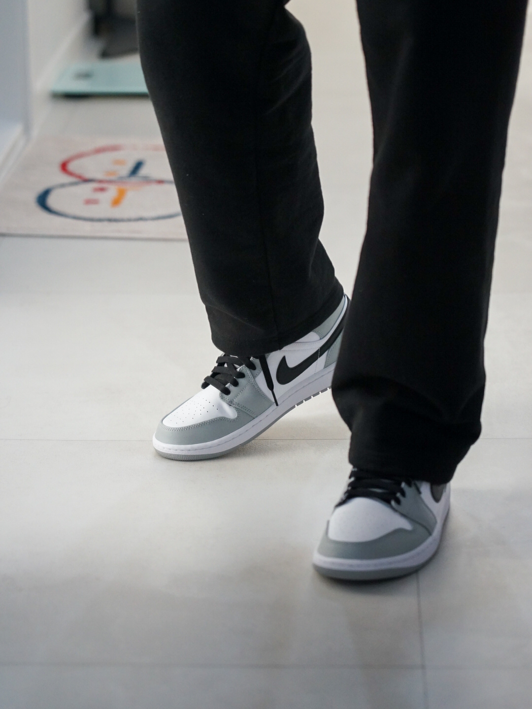 Jordan 1 Mid Light Smoke Grey 착용 스타일 - 2