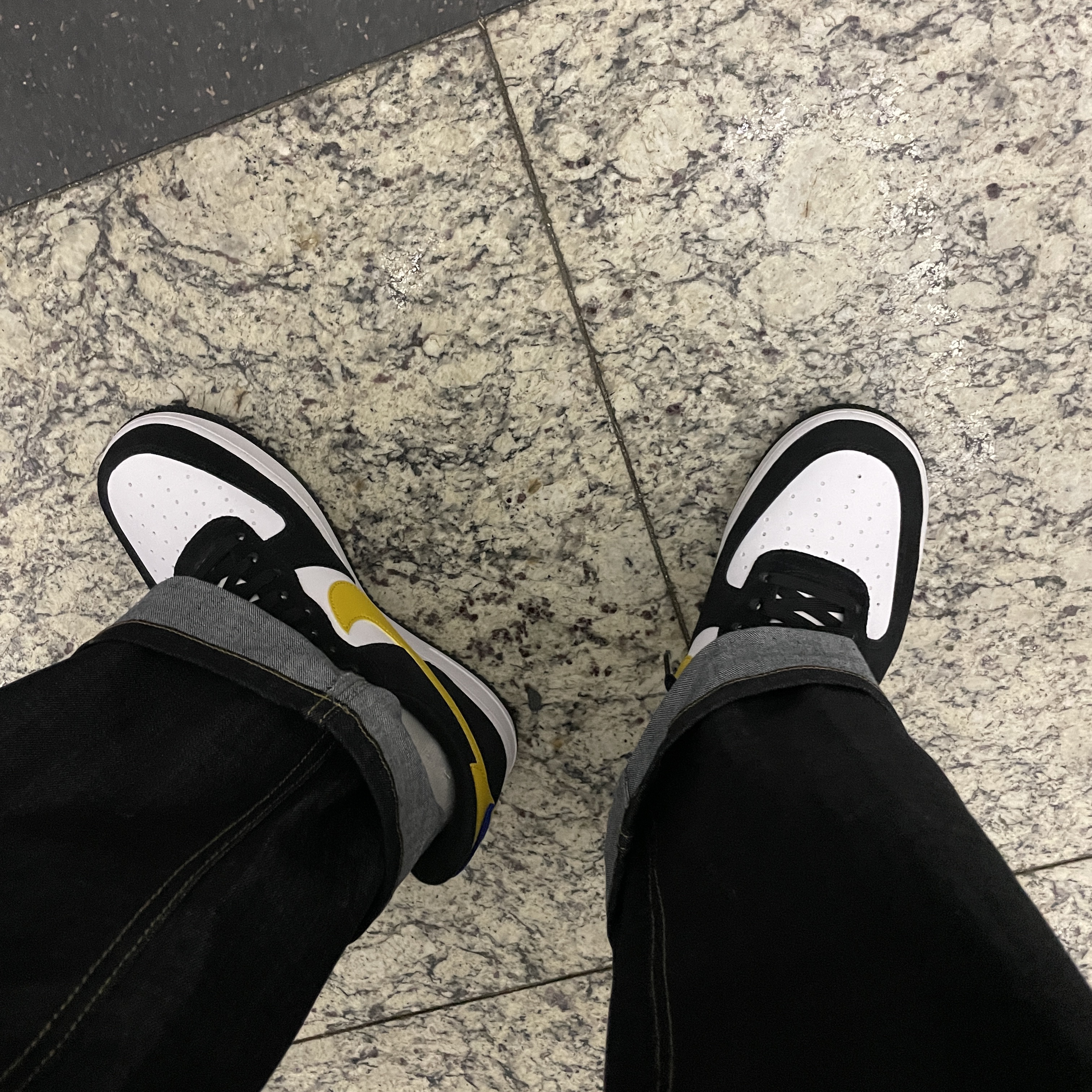 Nike Air Force 1 '07 LV8 Athletic Club Black Dark Sulfur 착용 스타일