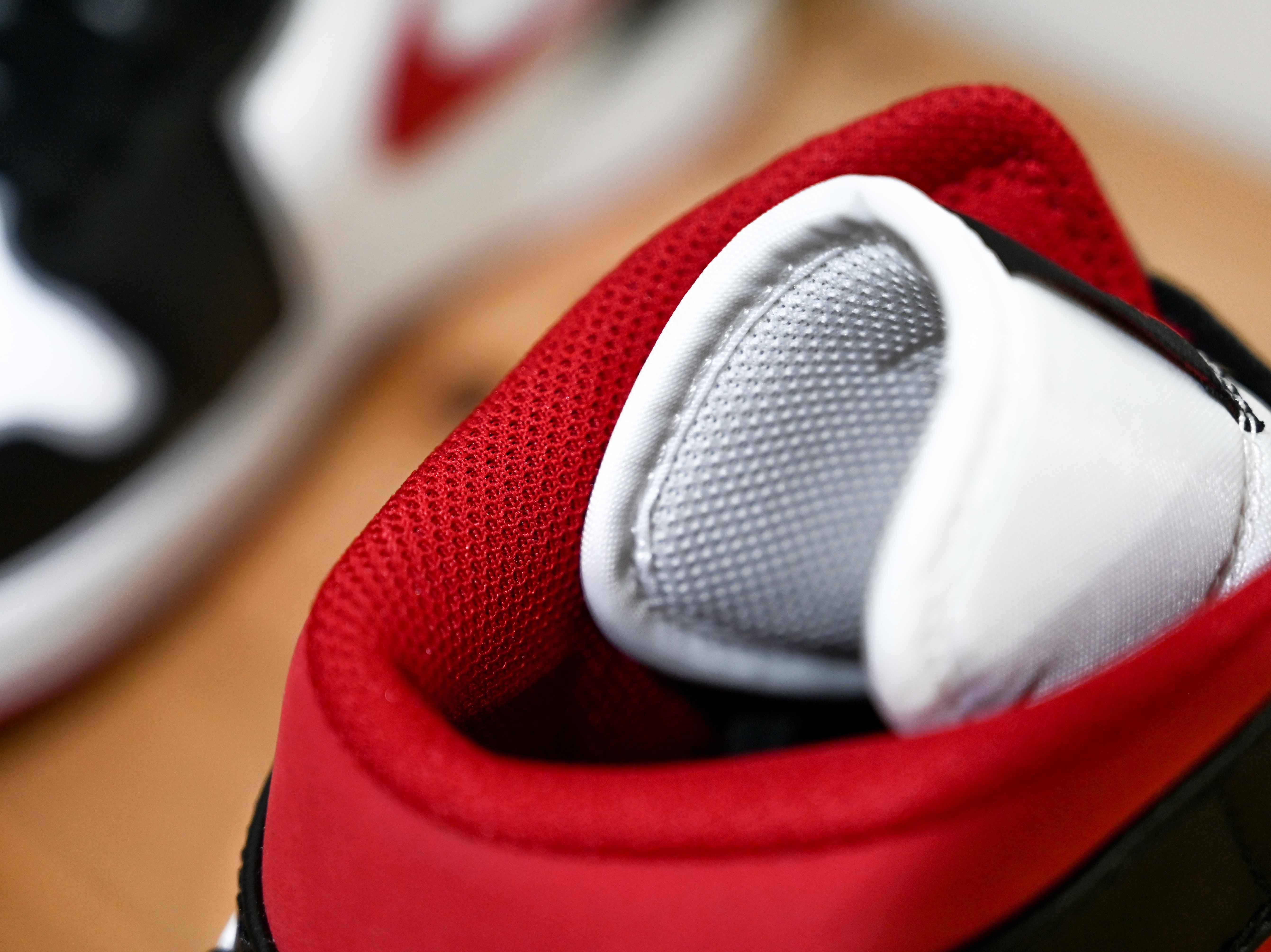Jordan 1 Mid Gym Red Black White 착용 스타일 - 4