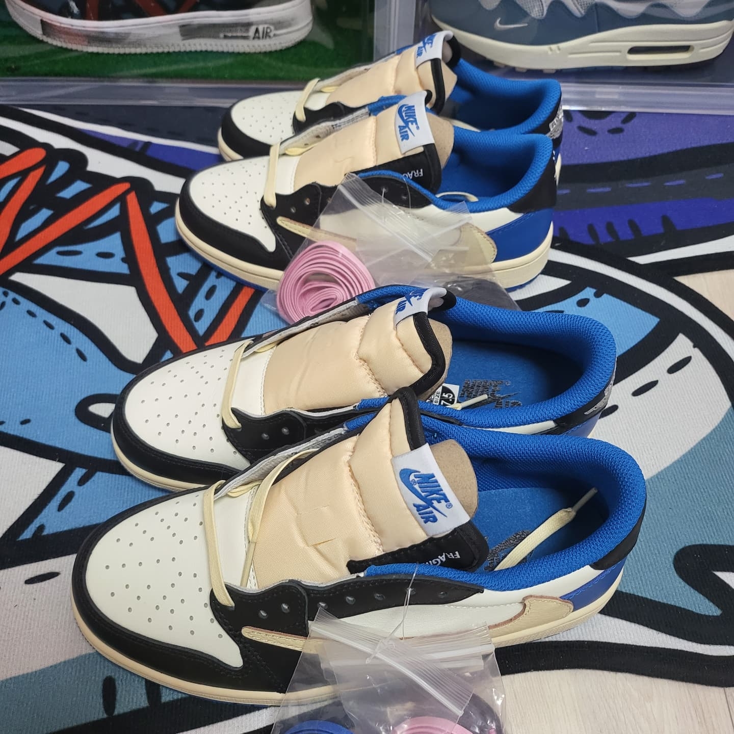 Jordan 1 x Travis Scott x Fragment Retro Low OG SP Military Blue 착용 스타일 - 1
