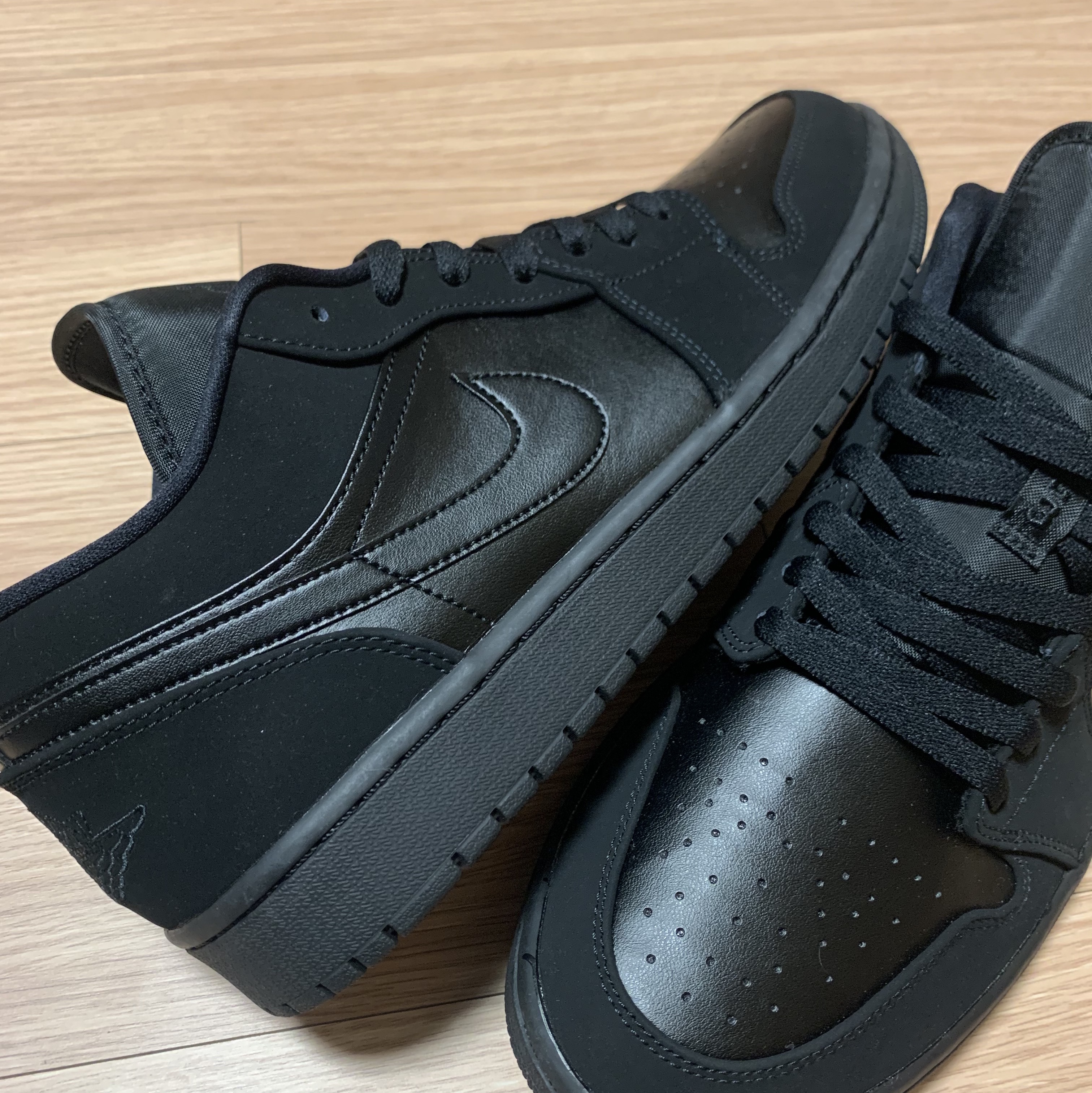 Jordan 1 Low Triple Black 착용 스타일 - 2