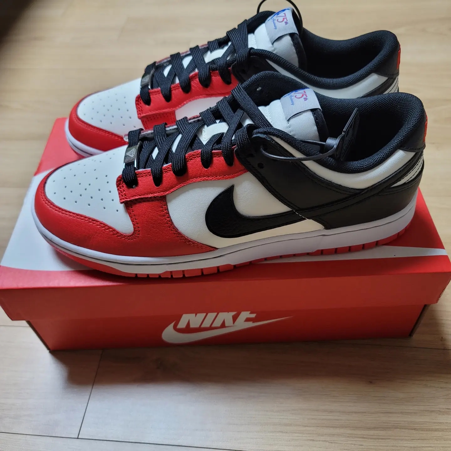 Nike x NBA Dunk Low Retro EMB Black and Chile Red 착용 스타일 - 1