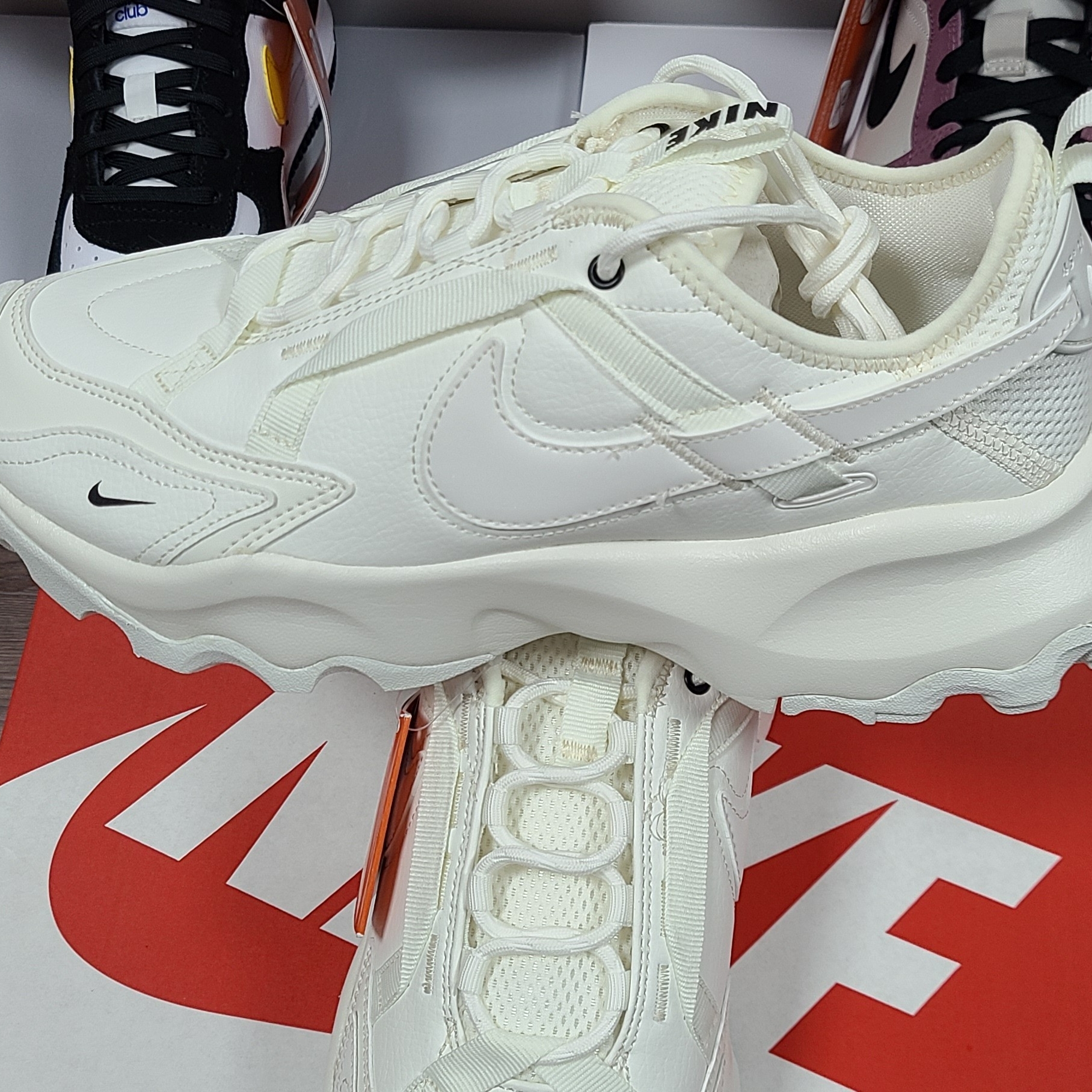 (W) Nike TC 7900 Summit White 착용 스타일 - 2
