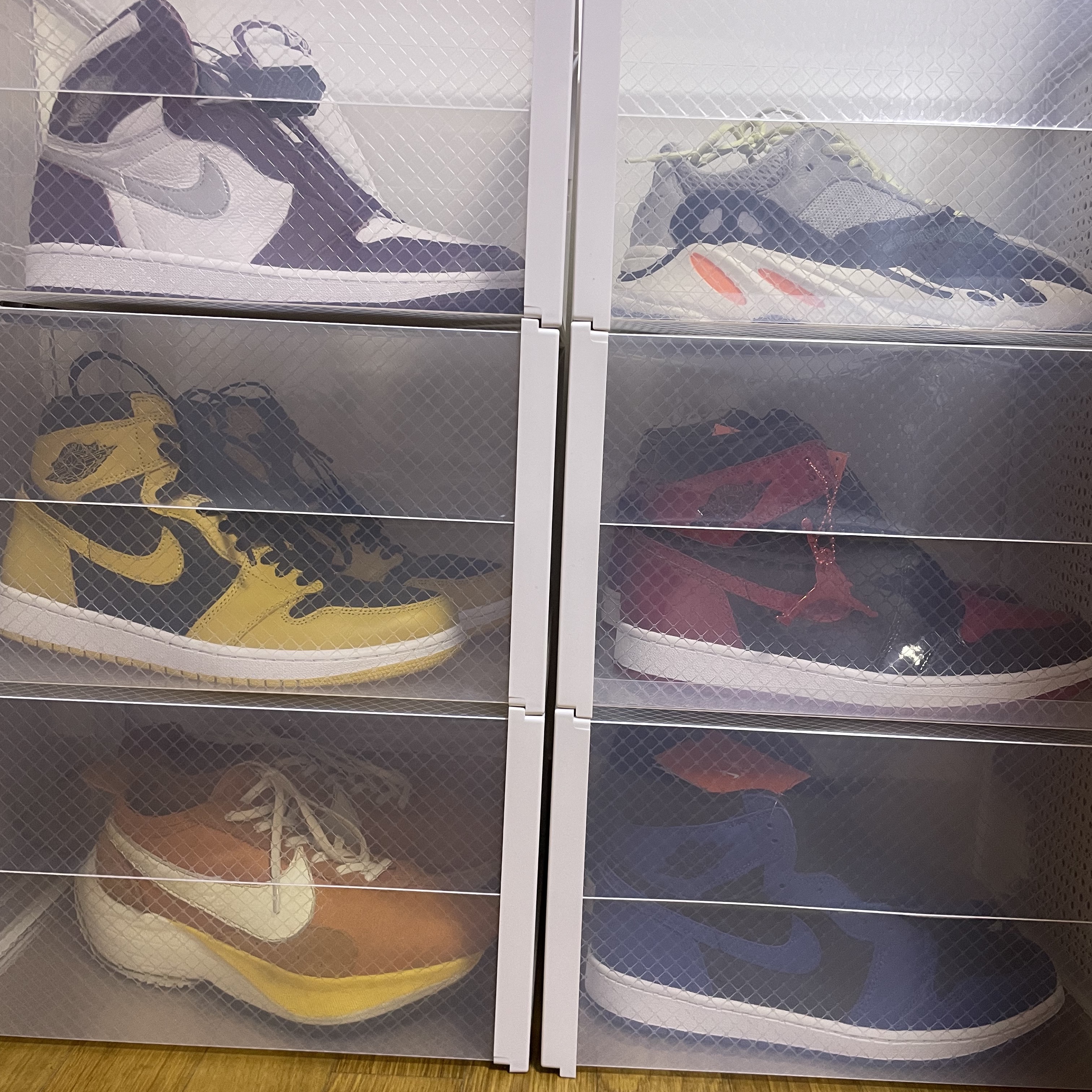 Jordan 1 Retro High OG Bordeaux, Adidas Yeezy Boost 700 Wave Runner Solid Grey 2017/2019 착용 스타일