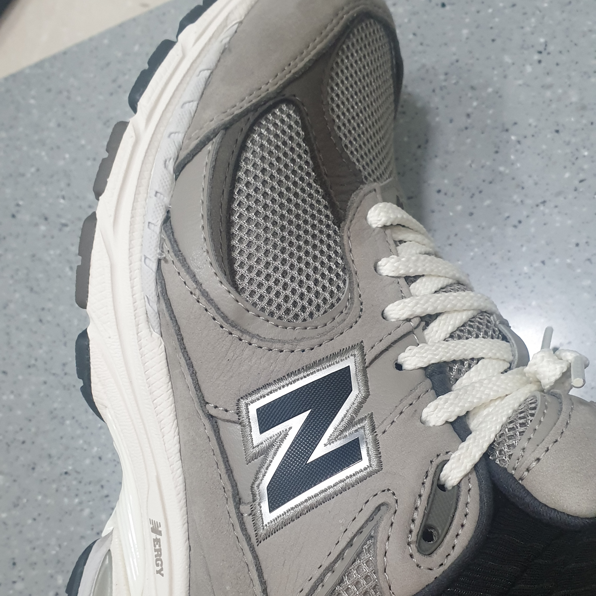 New Balance 2002 Warm Alpaca 착용 스타일 - 2