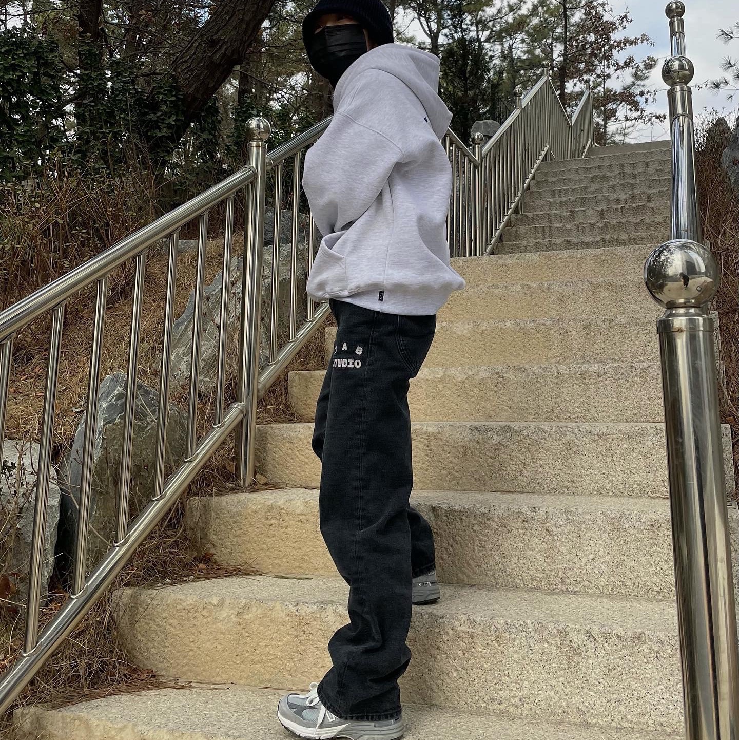 IAB Studio Hoodie Light Gray, IAB Studio x Lee Denim Jeans Black 착용 스타일 - 2