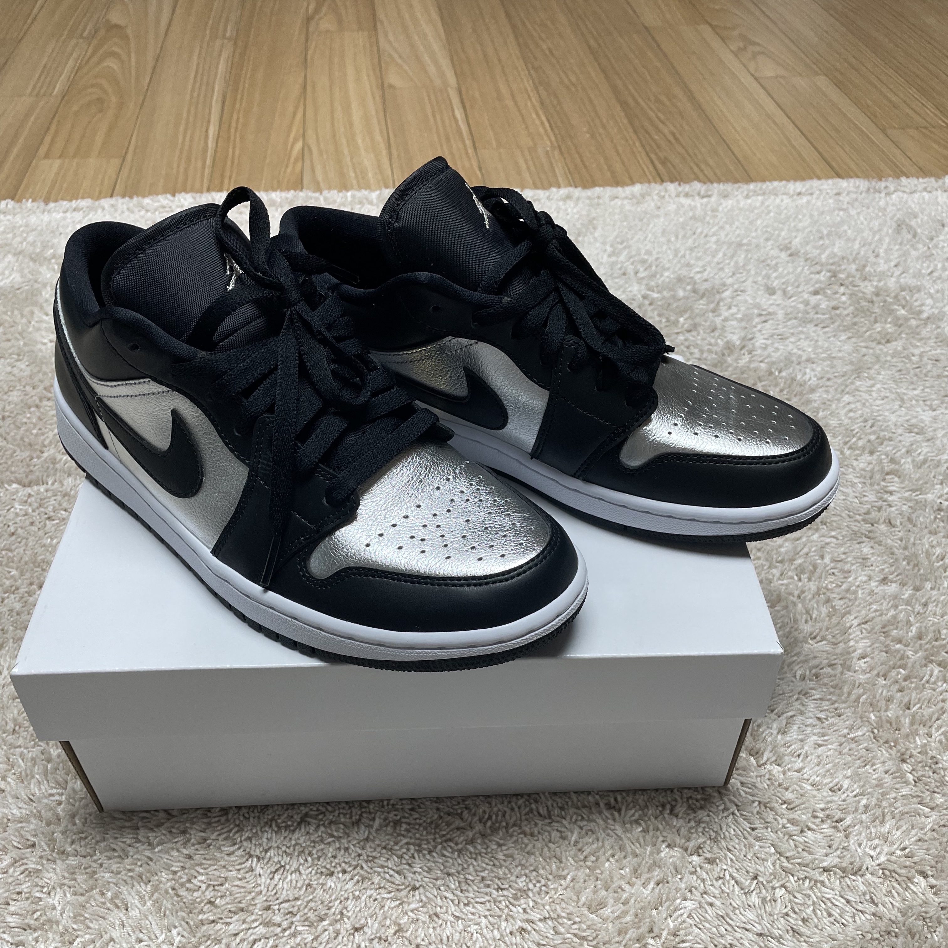 (W) Jordan 1 Low SE Silver Toe 착용 스타일 - 2