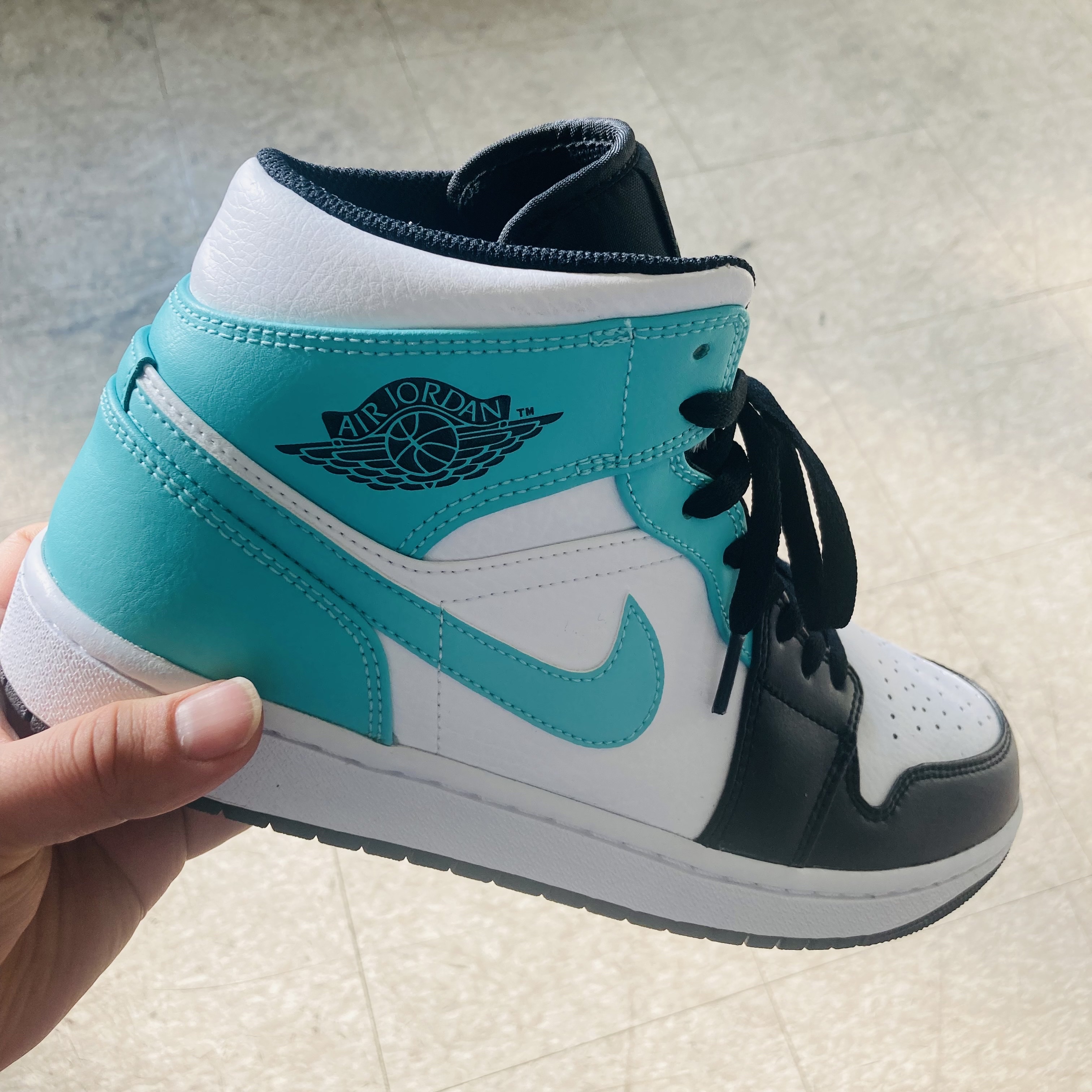 Jordan 1 Mid Tropical Twist 착용 스타일 - 1