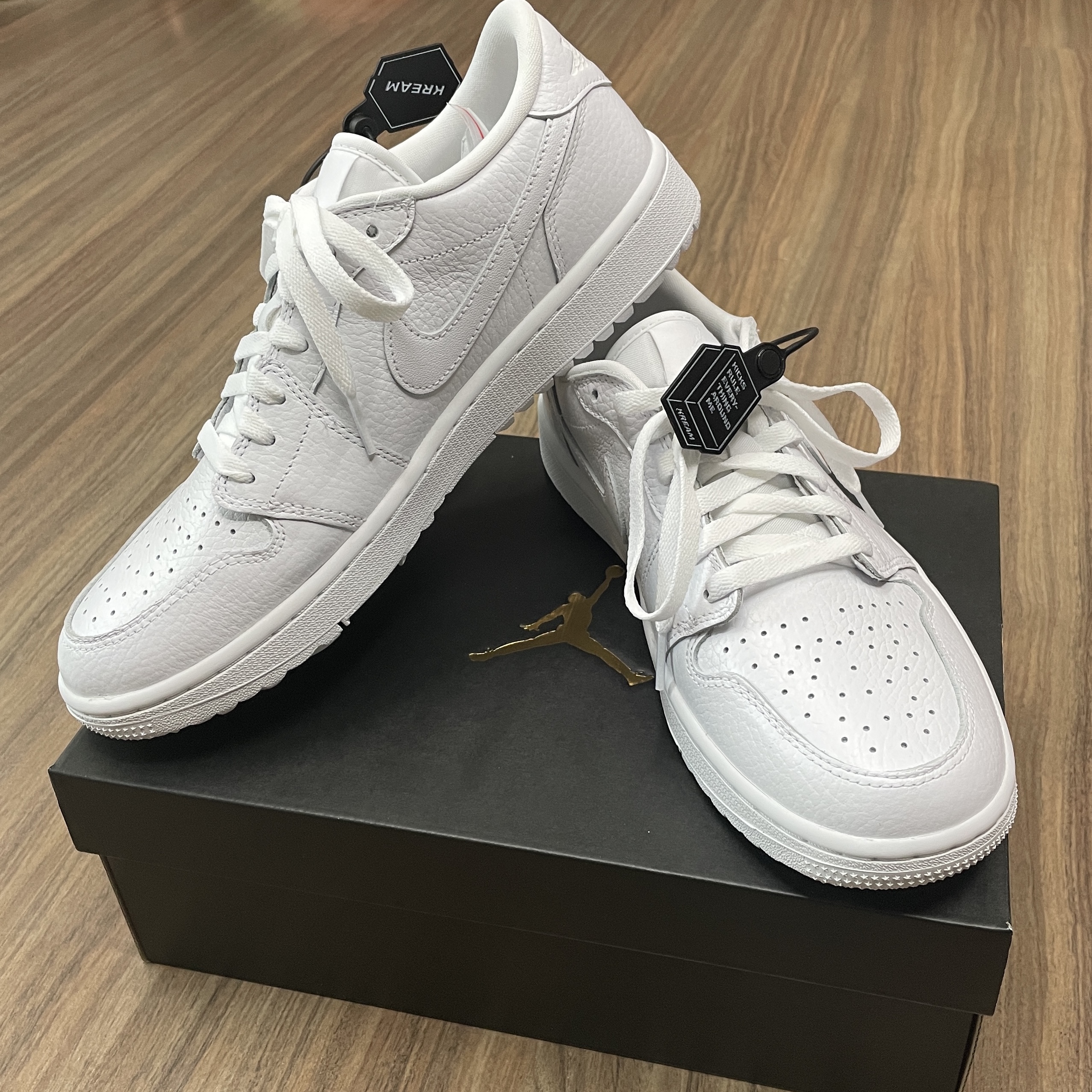 Jordan 1 Low Golf Triple White 착용 스타일 - 2