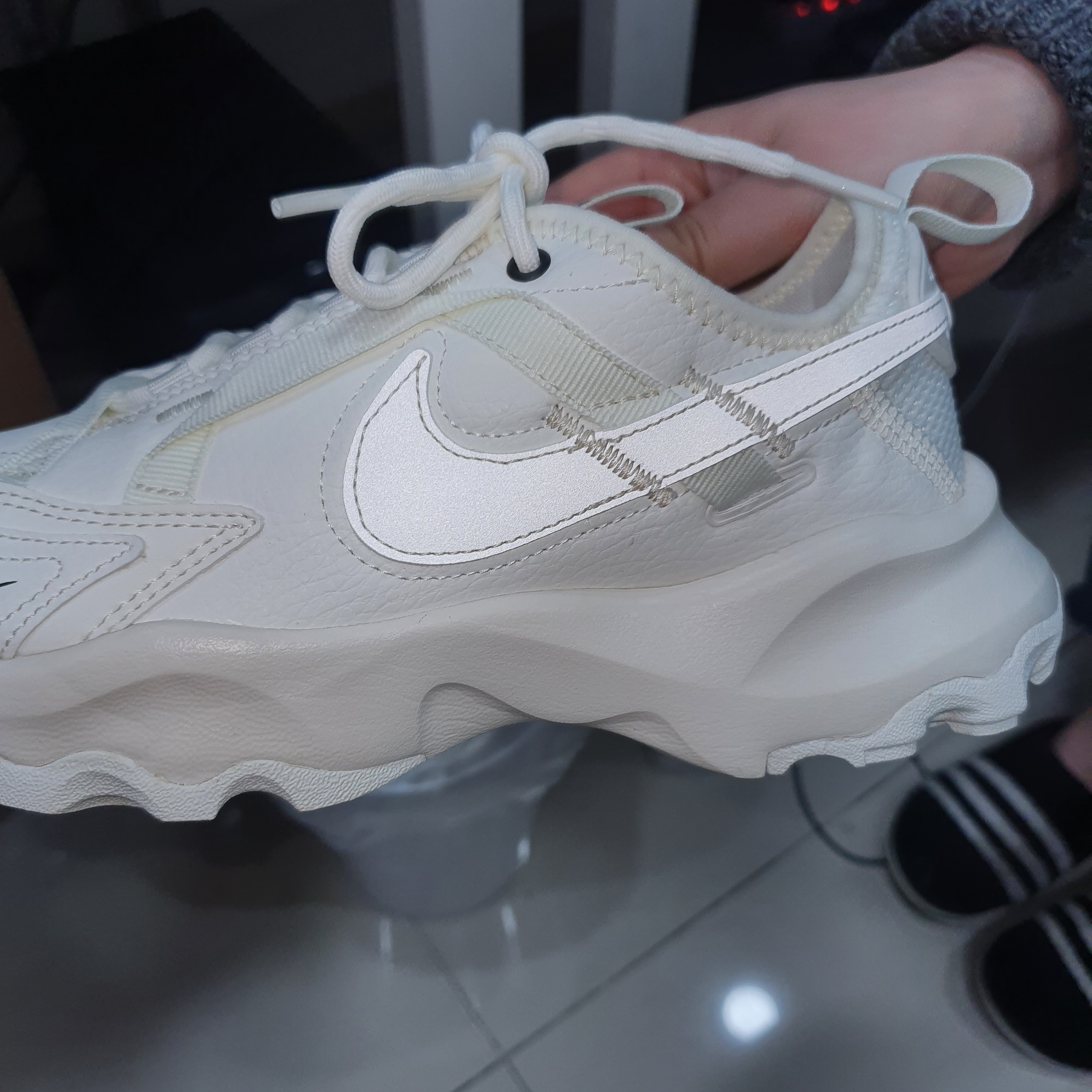 (W) Nike TC 7900 Summit White 착용 스타일 - 1