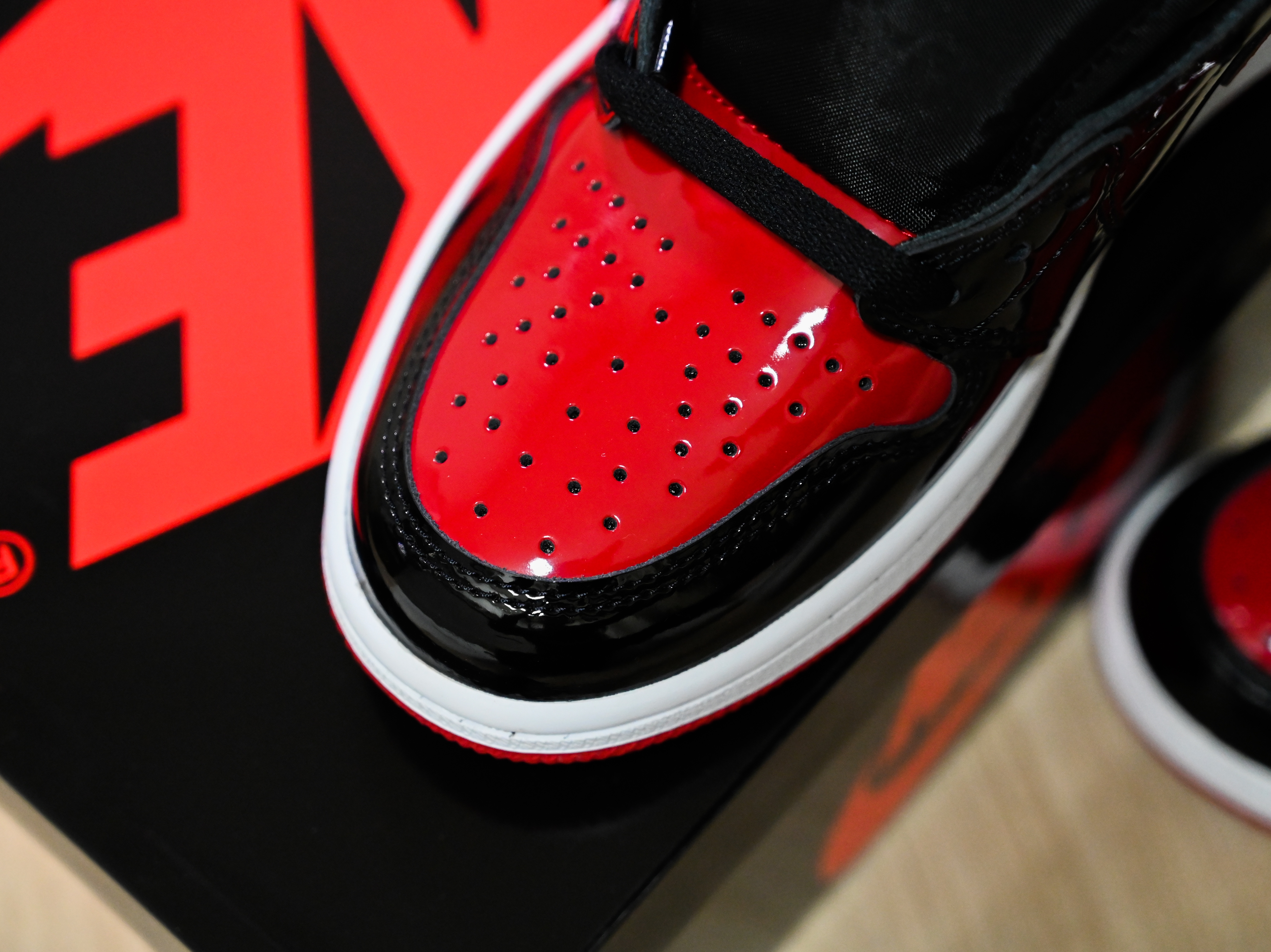 Jordan 1 Retro High OG Patent Bred 착용 스타일 - 3