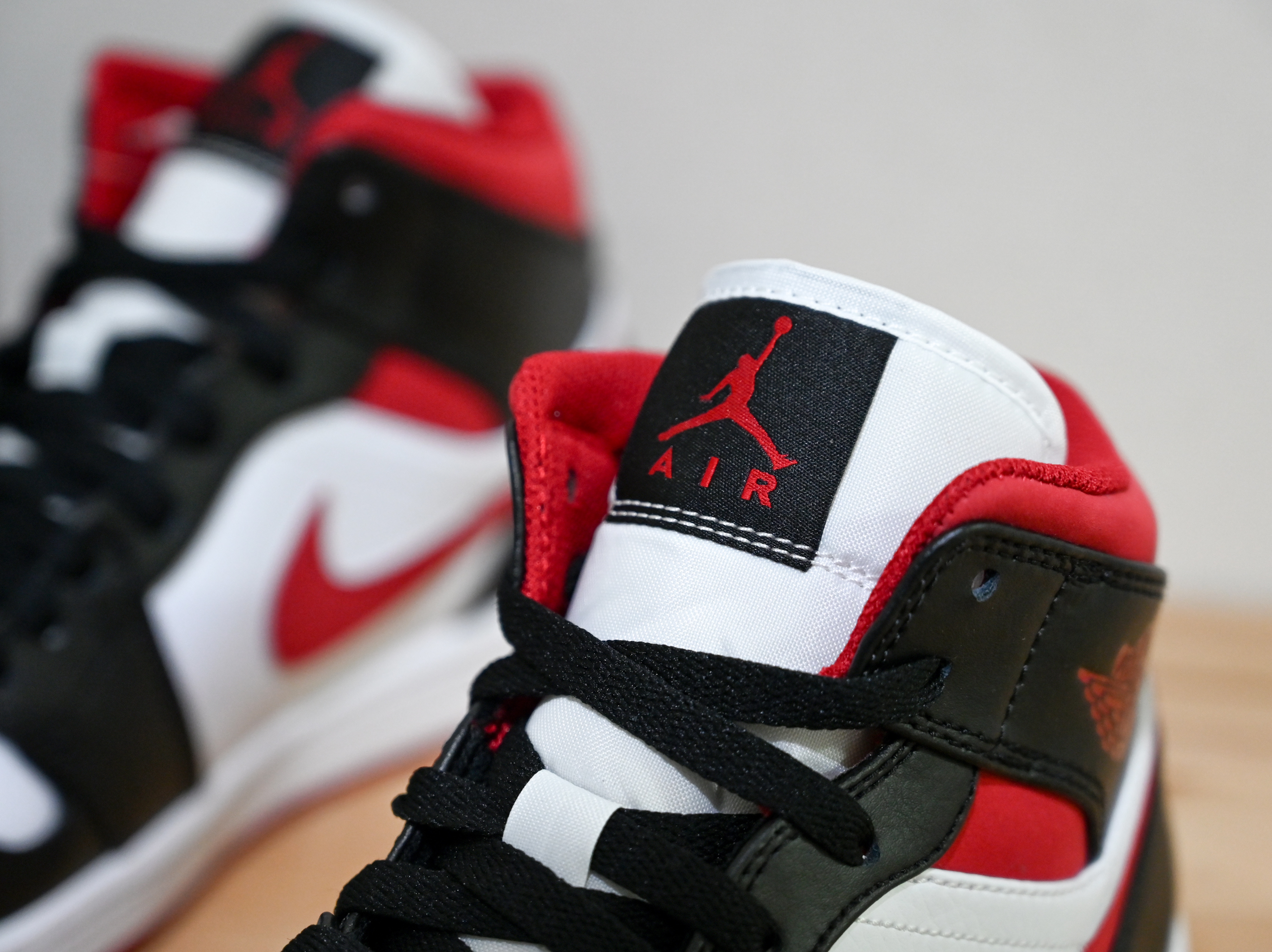 Jordan 1 Mid Gym Red Black White 착용 스타일 - 5