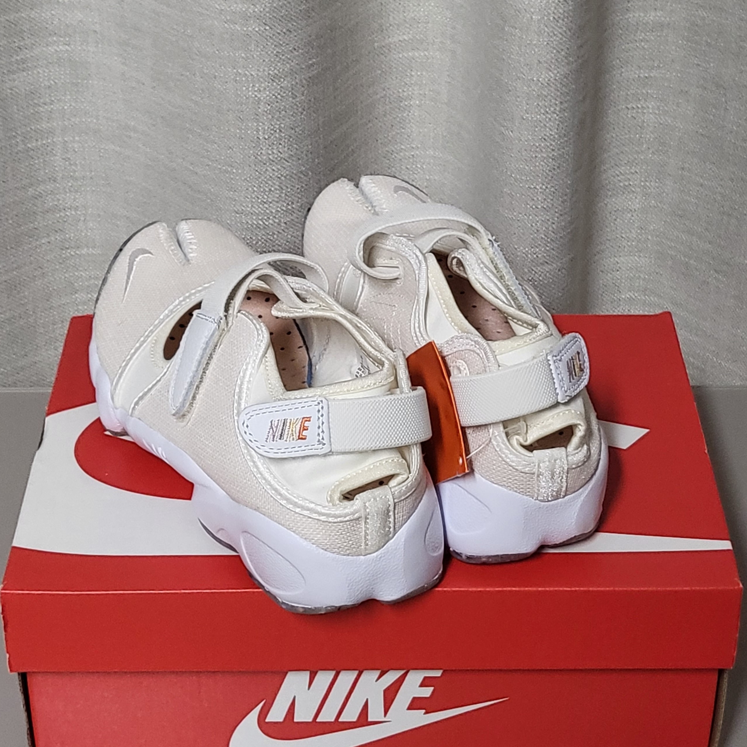 (W) Nike Air Rift Summit White 착용 스타일 - 3
