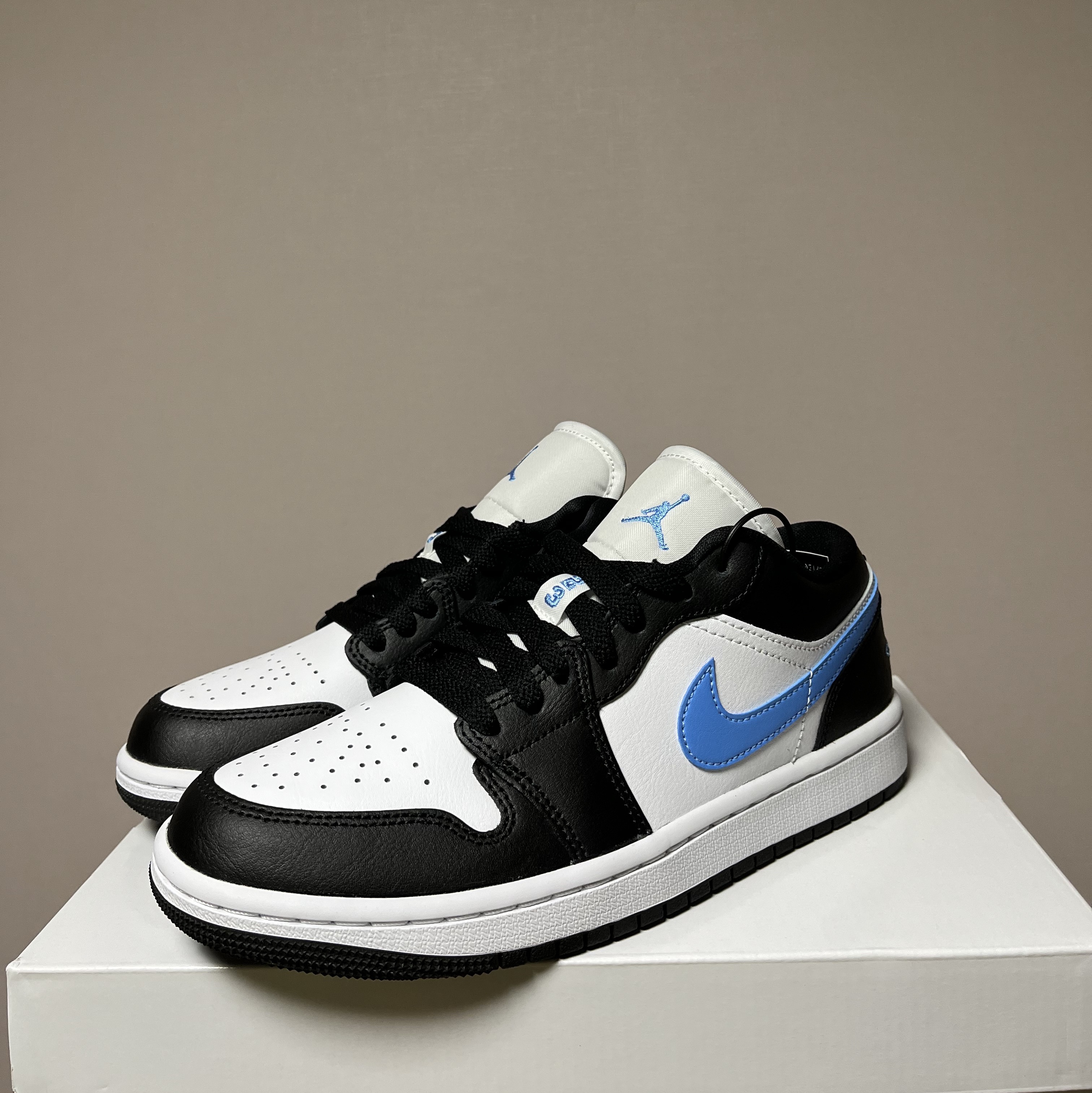 (W) Jordan 1 Low Black University Blue 착용 스타일 - 2