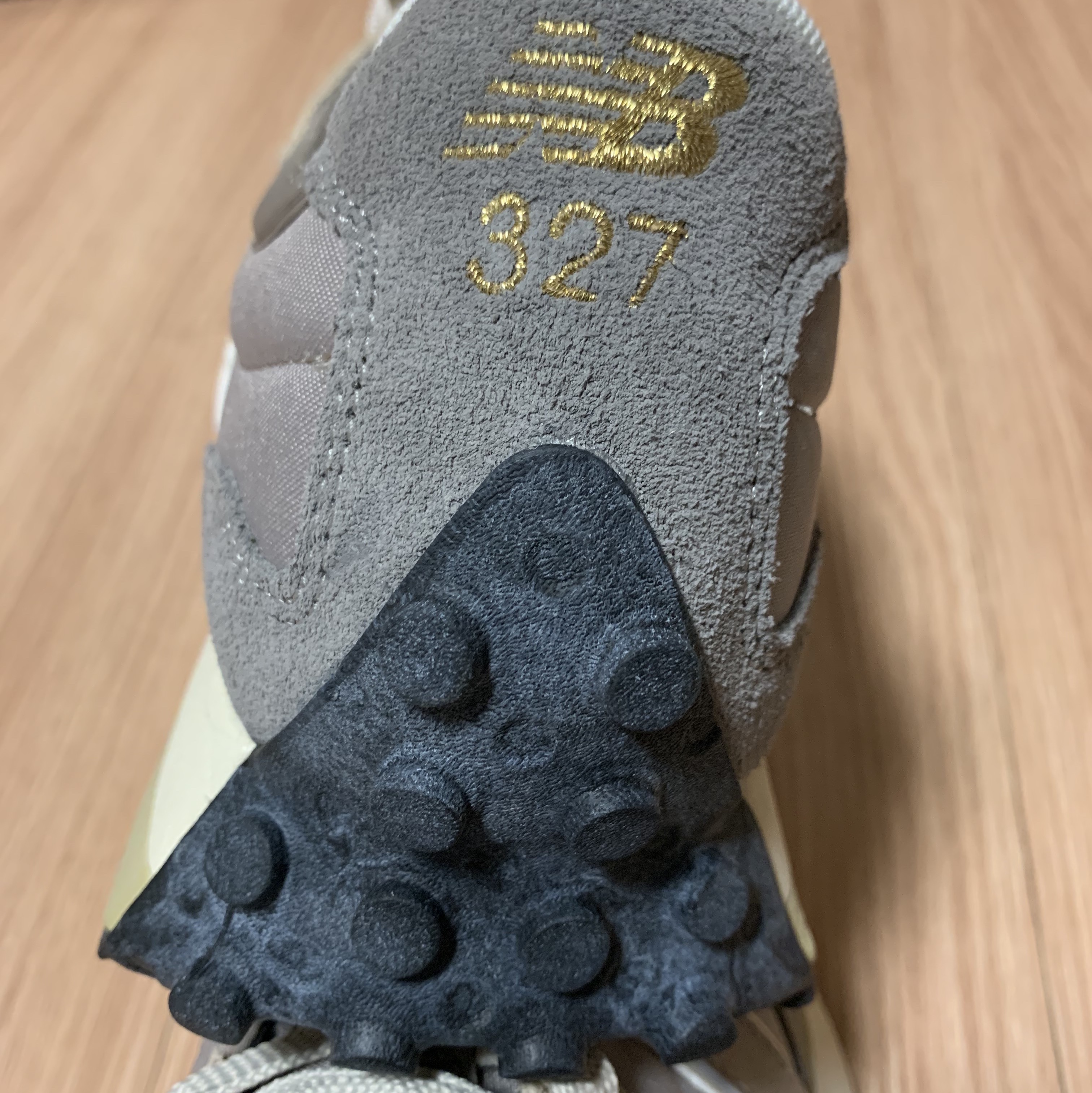 New Balance 327 Grey White Gold 착용 스타일 - 4