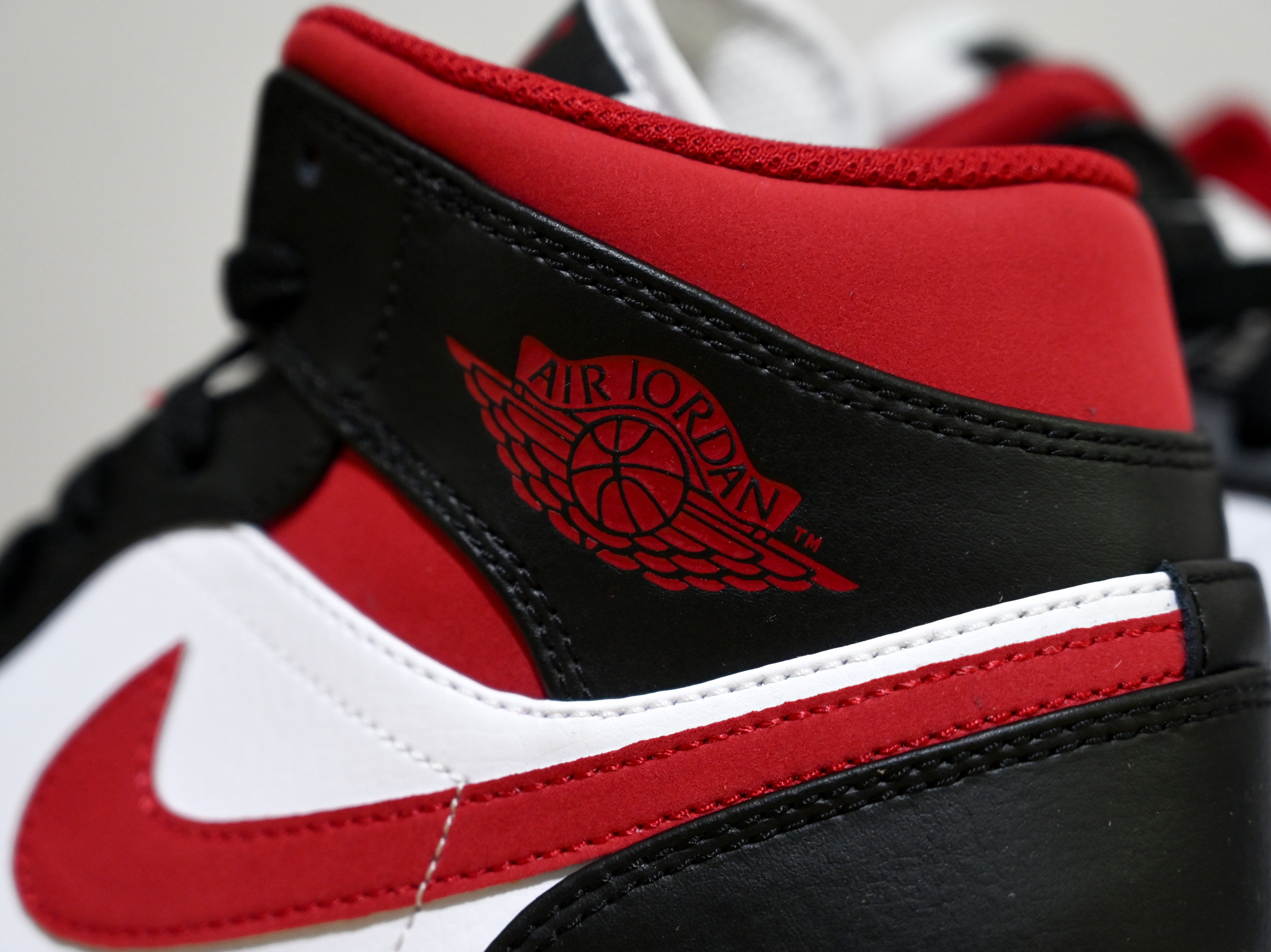 Jordan 1 Mid Gym Red Black White 착용 스타일 - 4