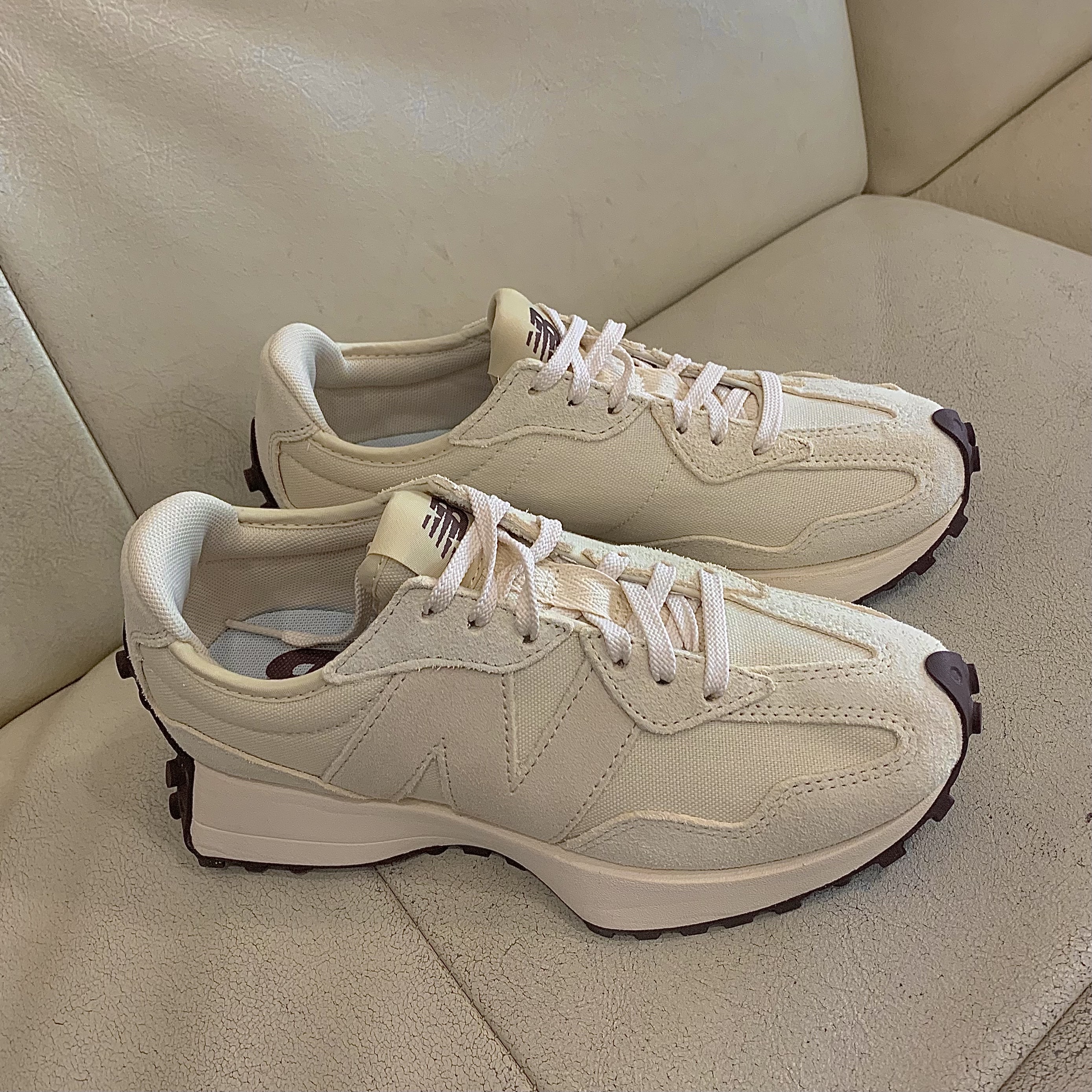 (W) New Balance 327 Angora 착용 스타일