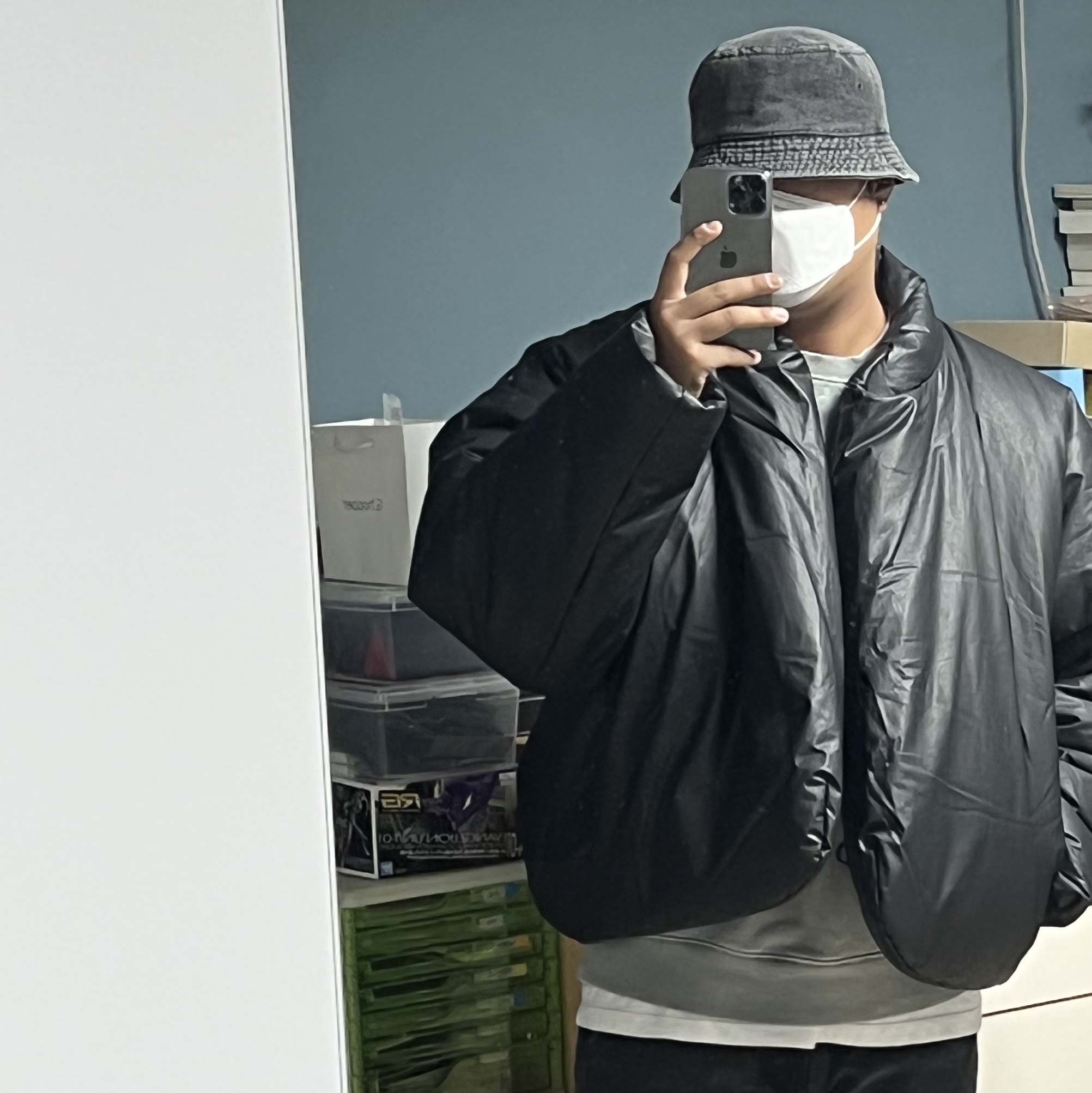 Yeezy Gap Round Jacket Black 착용 스타일
