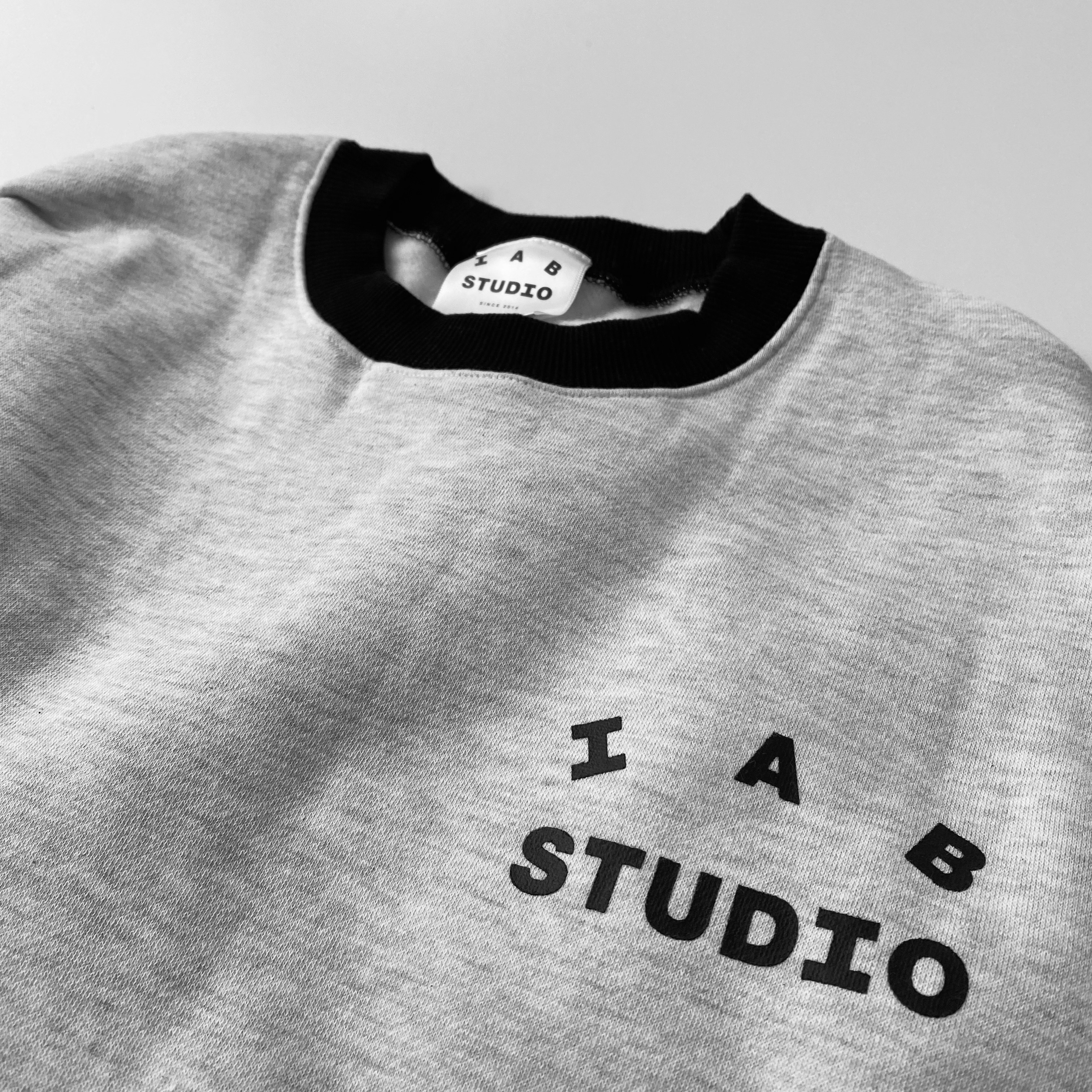 IAB Studio Sweatshirt Oatmeal Navy 착용 스타일 - 2