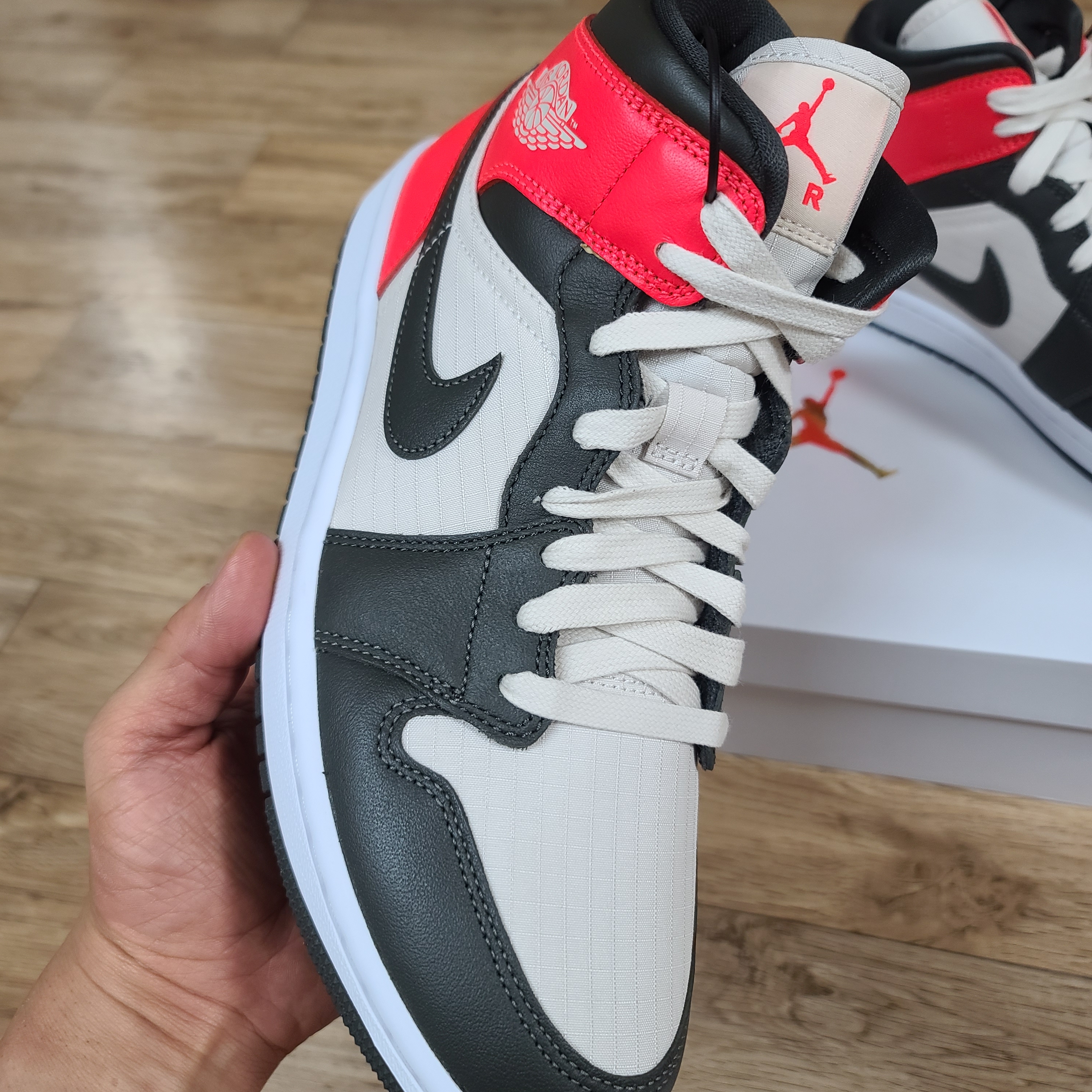 (W) Jordan 1 Mid SE Newsprint 착용 스타일 - 2