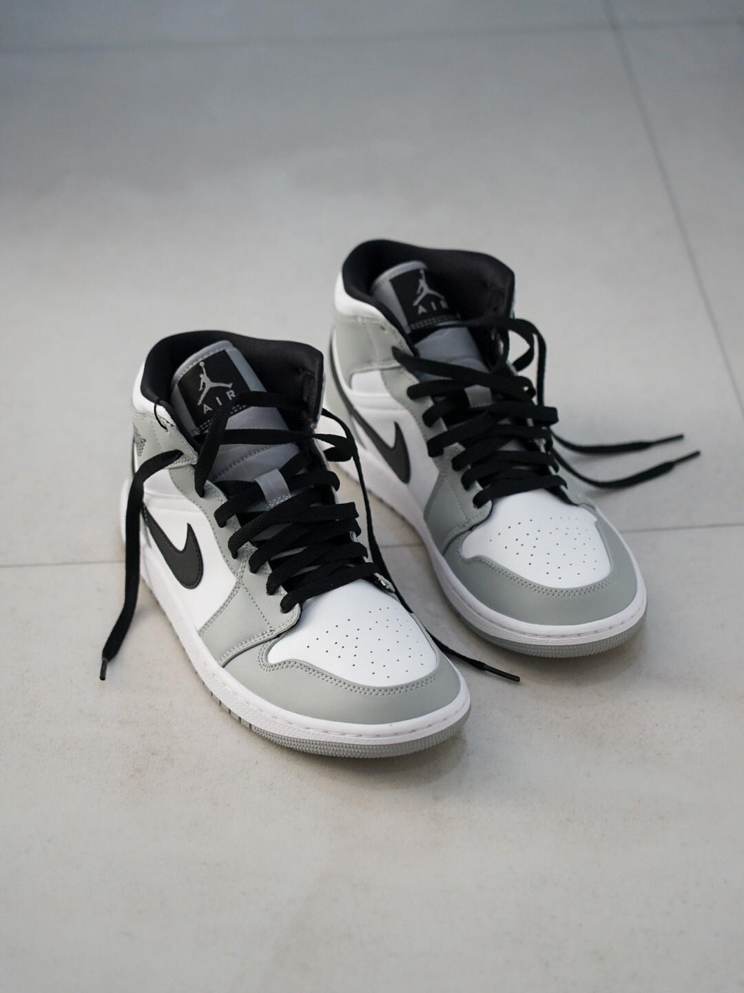 Jordan 1 Mid Light Smoke Grey, Jordan 1 Retro High OG Defiant SB NYC to Paris 착용 스타일 - 1