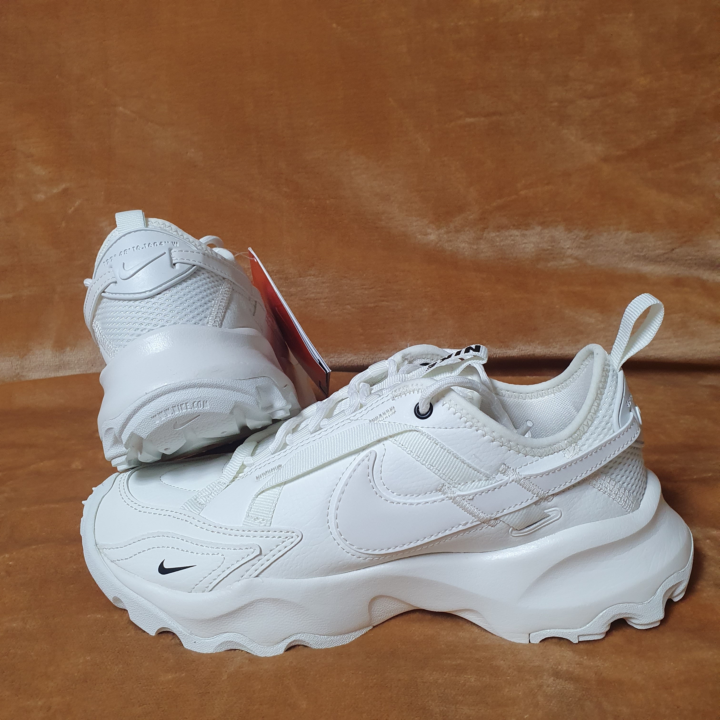 (W) Nike TC 7900 Summit White 착용 스타일 - 1
