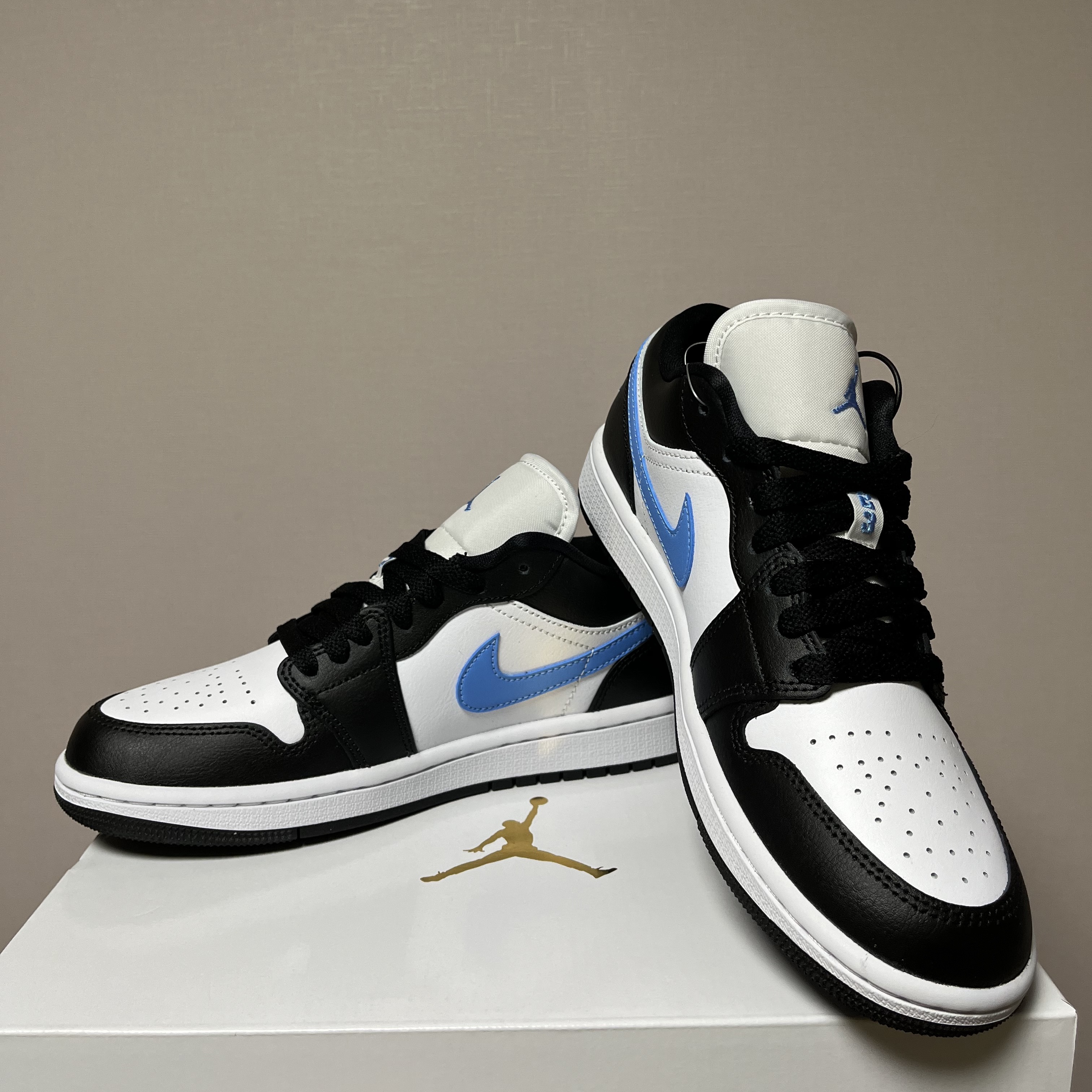 (W) Jordan 1 Low Black University Blue 착용 스타일 - 1