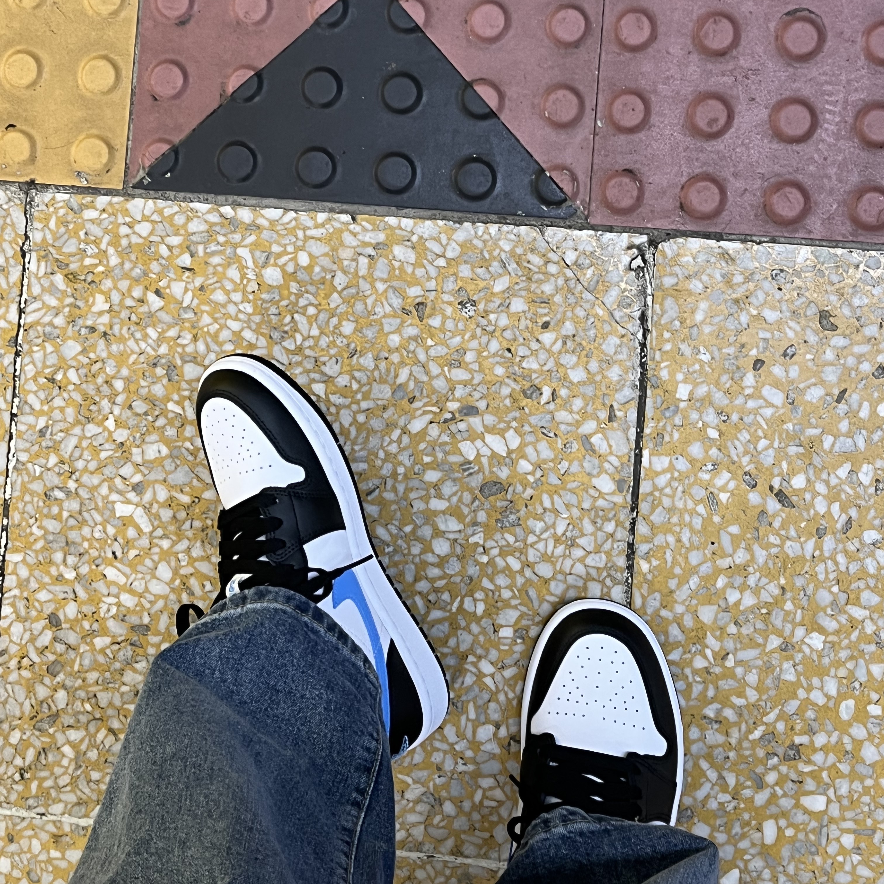 (W) Jordan 1 Low Black University Blue 착용 스타일 - 3
