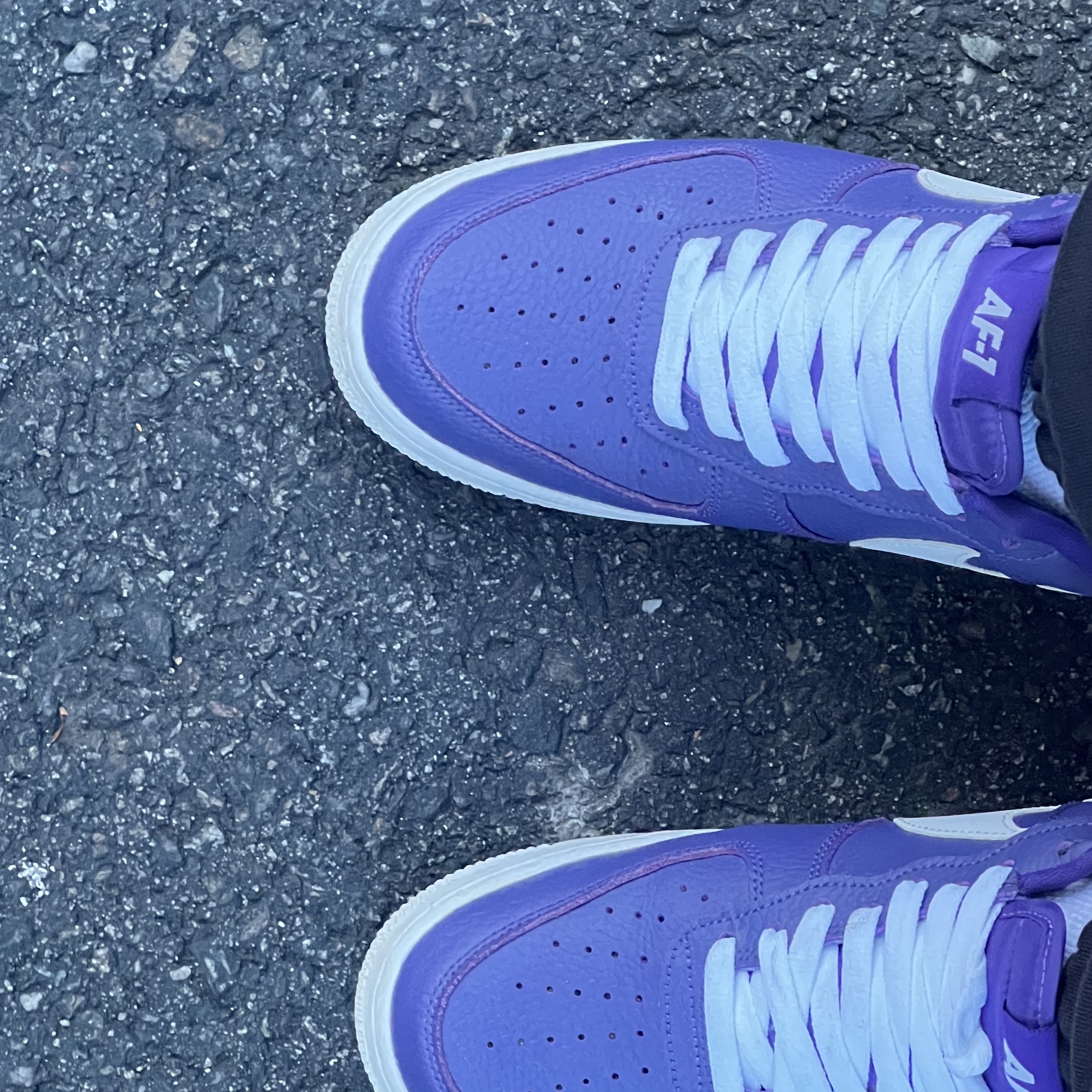 Nike Air Force 1 '07 LV8 NBA Court Purple 착용 스타일 - 2