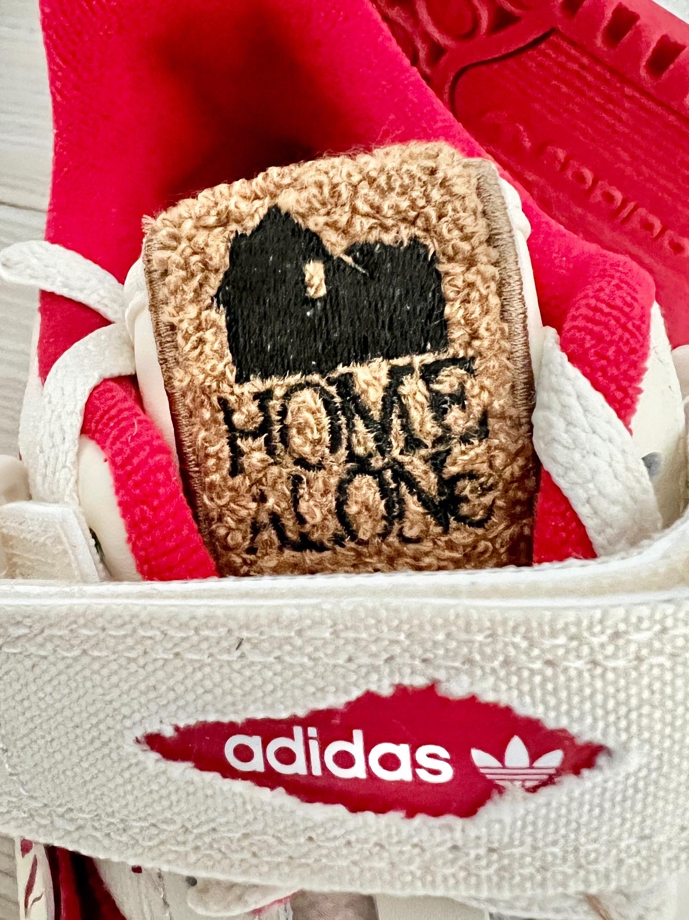 Adidas Forum Low Home Alone 착용 스타일 - 4