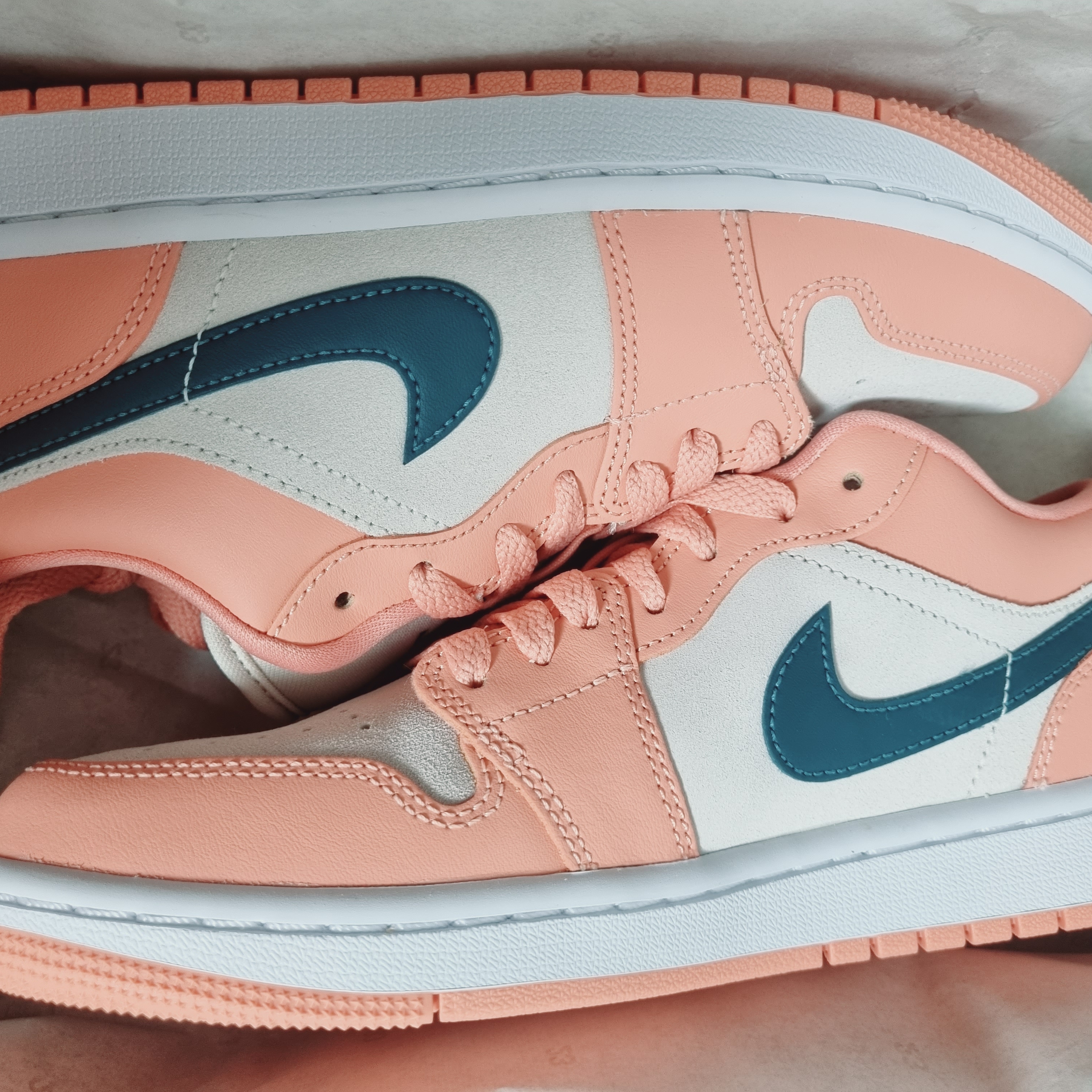(W) Jordan 1 Low Light Madder Root 착용 스타일 - 1
