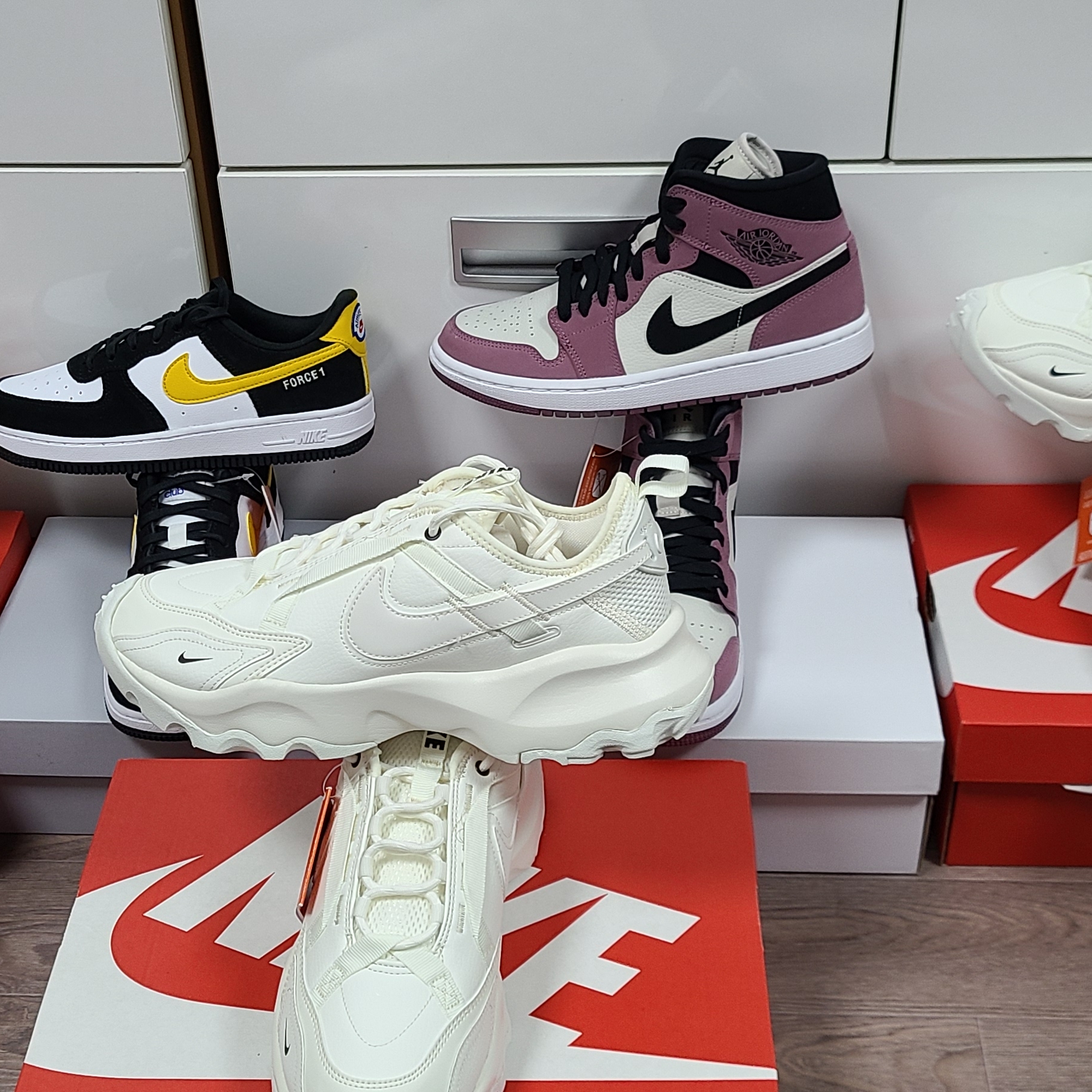 (W) Nike TC 7900 Summit White 착용 스타일 - 3