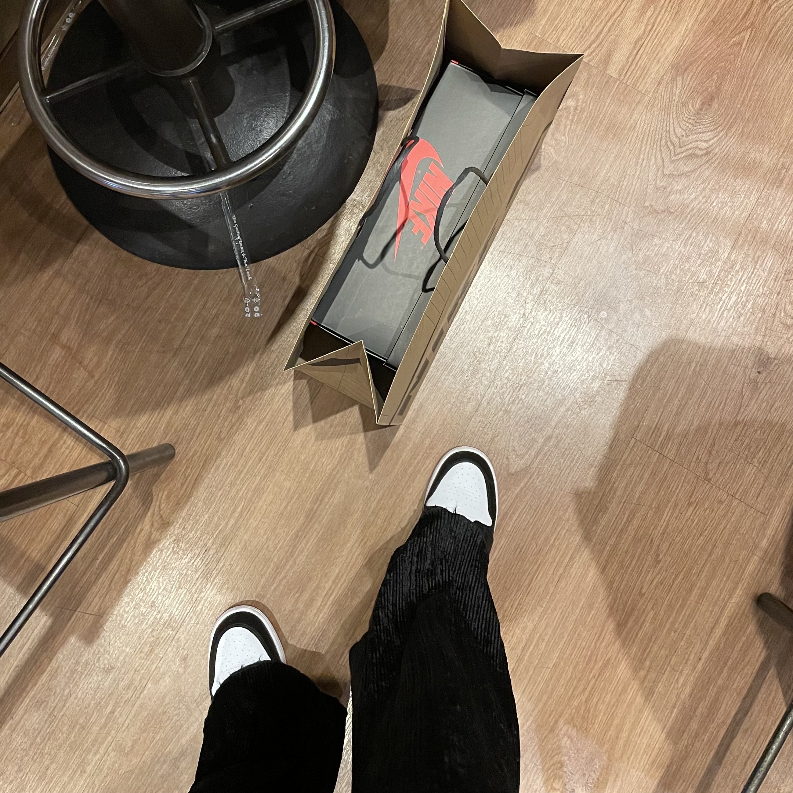 (GS) Jordan 1 Mid Gym Red Black White, Jordan 1 Retro High OG Dark Marina Blue 착용 스타일 - 1
