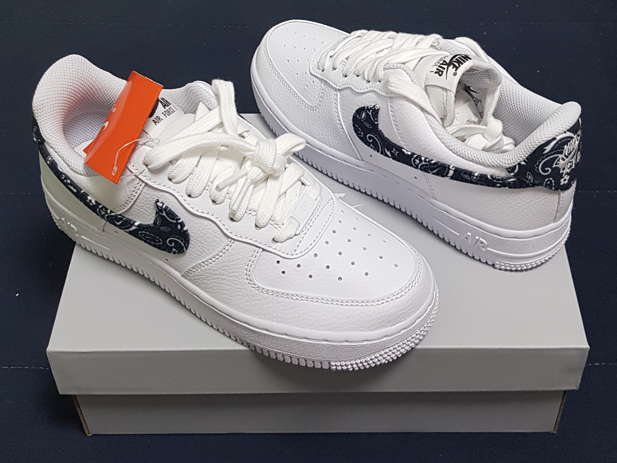 (W) Nike Air Force 1 '07 Essential Paisley Swoosh White Black 착용 스타일 - 2