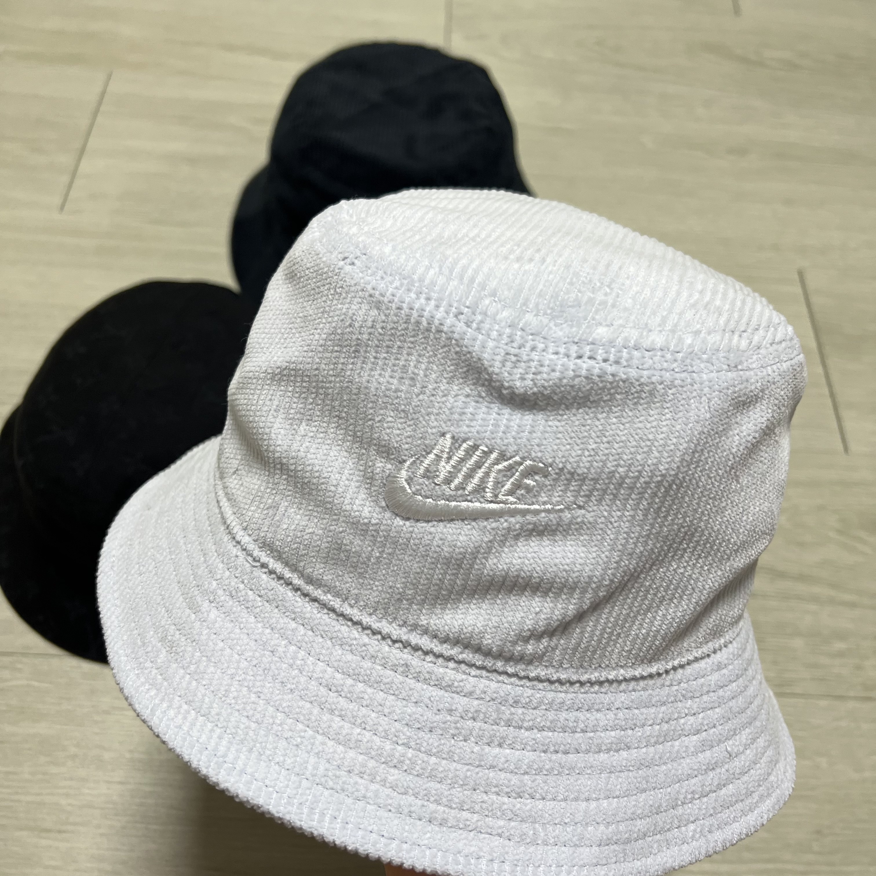 Nike Futura Corduroy Bucket Black, Nike Futura Corduroy Bucket Pure Platinum 착용 스타일 - 3