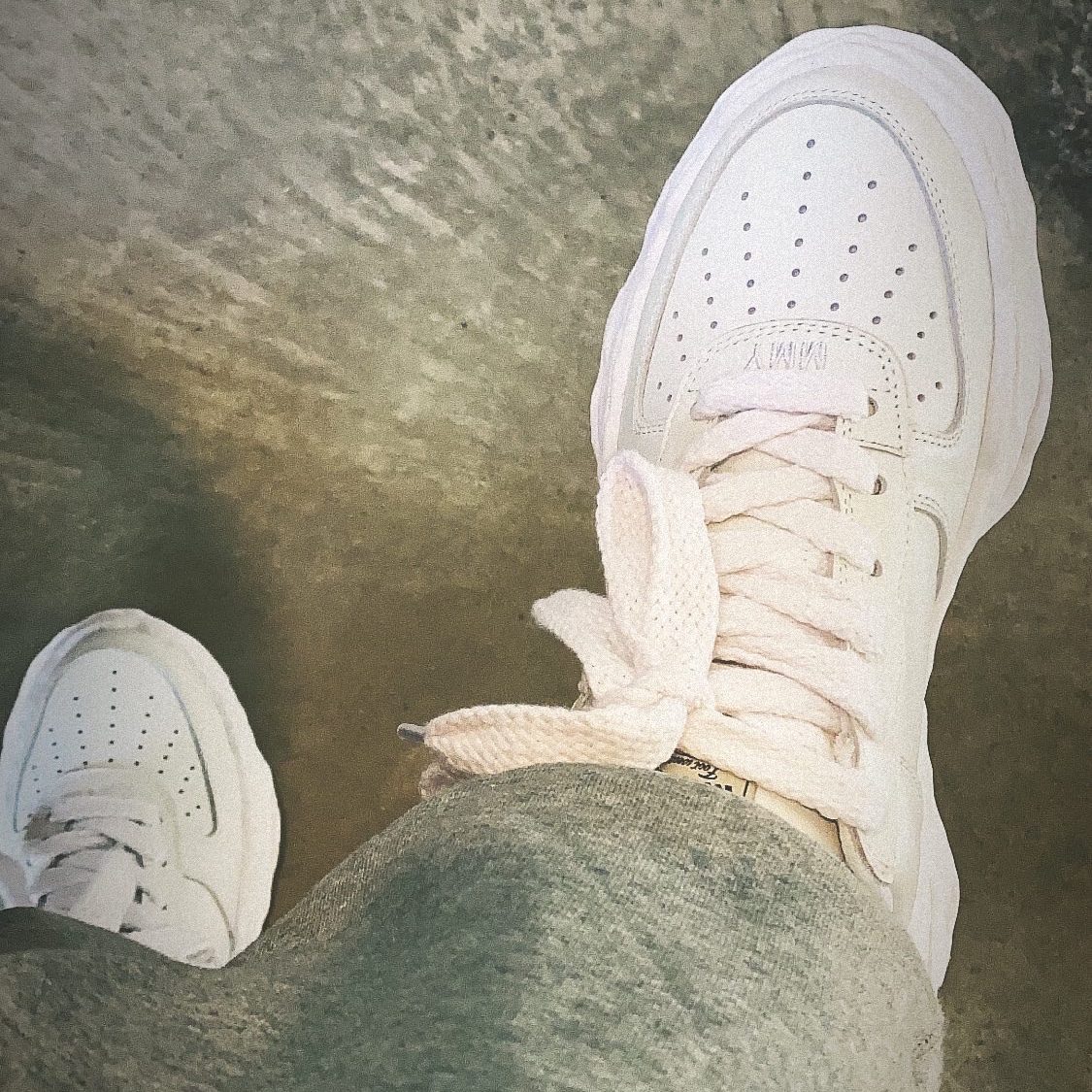 Maison Mihara Yasuhiro Wayne OG Sole Leather Low-top Sneakers White 착용 스타일