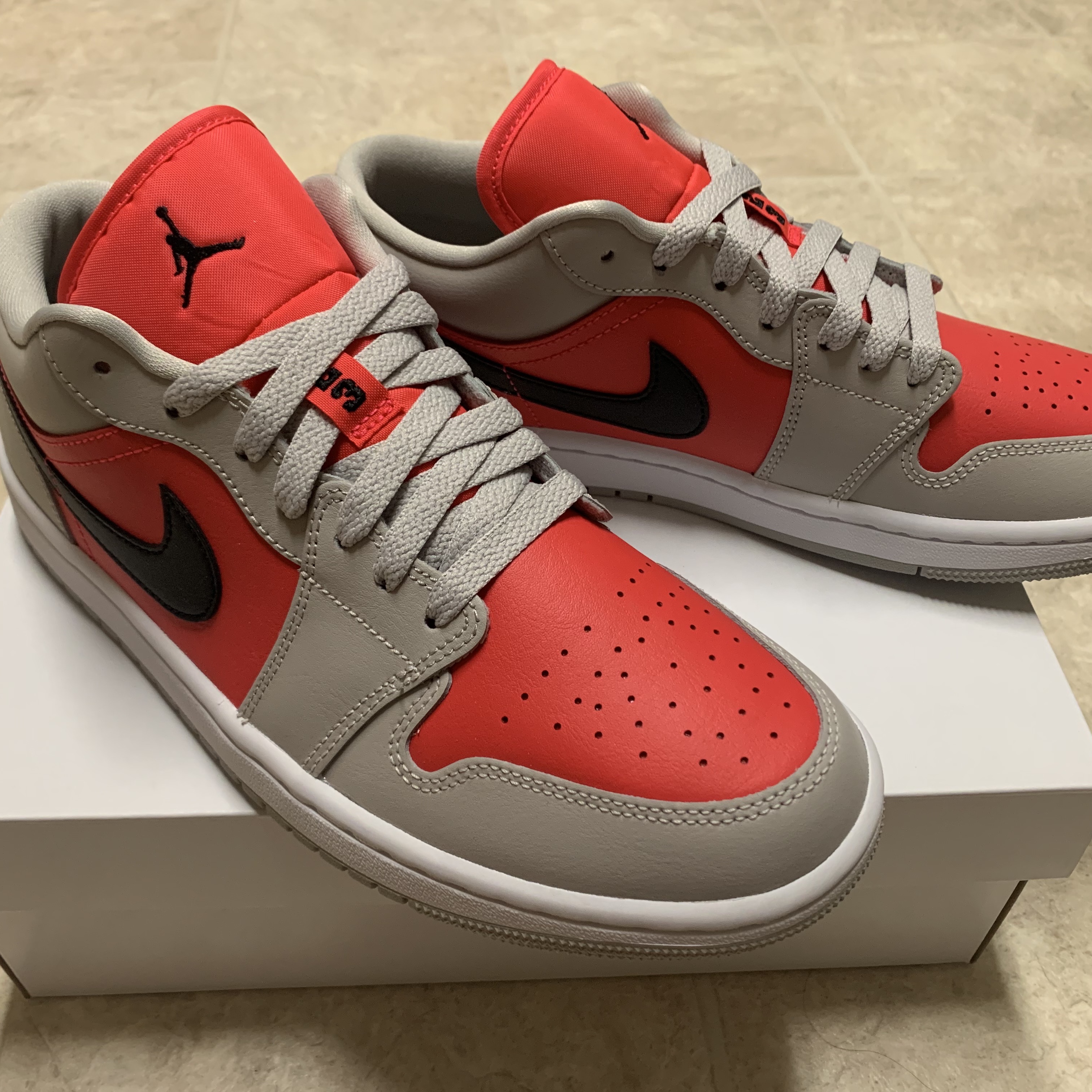 (W) Jordan 1 Low Light Iron Ore Siren Red 착용 스타일