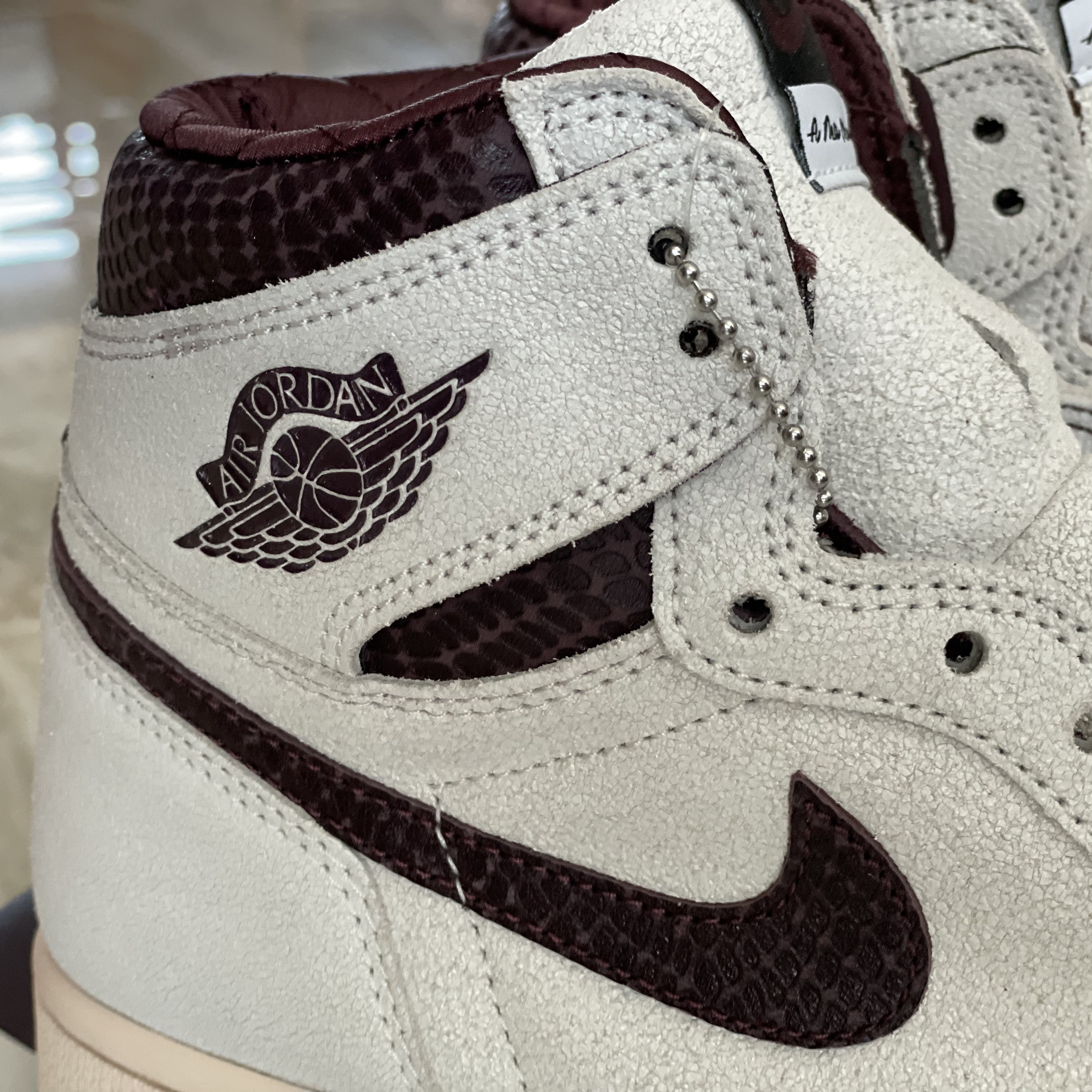 Jordan 1 x A Ma Maniere Retro High OG SP Sail and Burgundy 착용 스타일 - 5