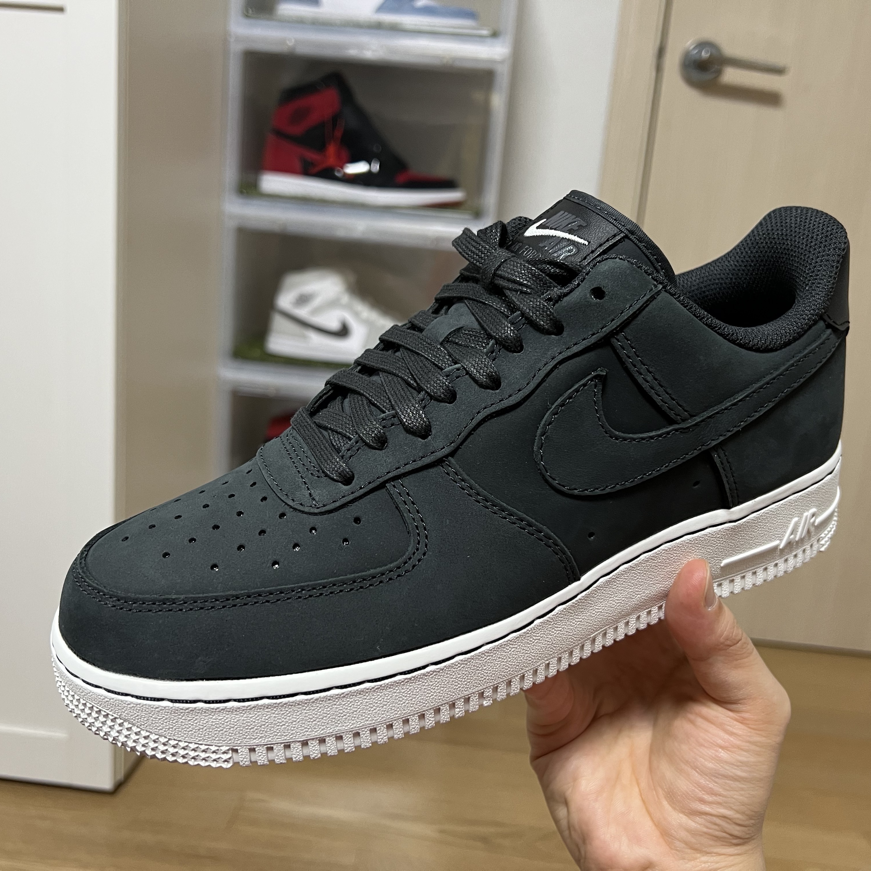 Nike Air Force 1 '07 LX Off Noir, Jordan 1 Retro High OG Hyper Royal 착용 스타일