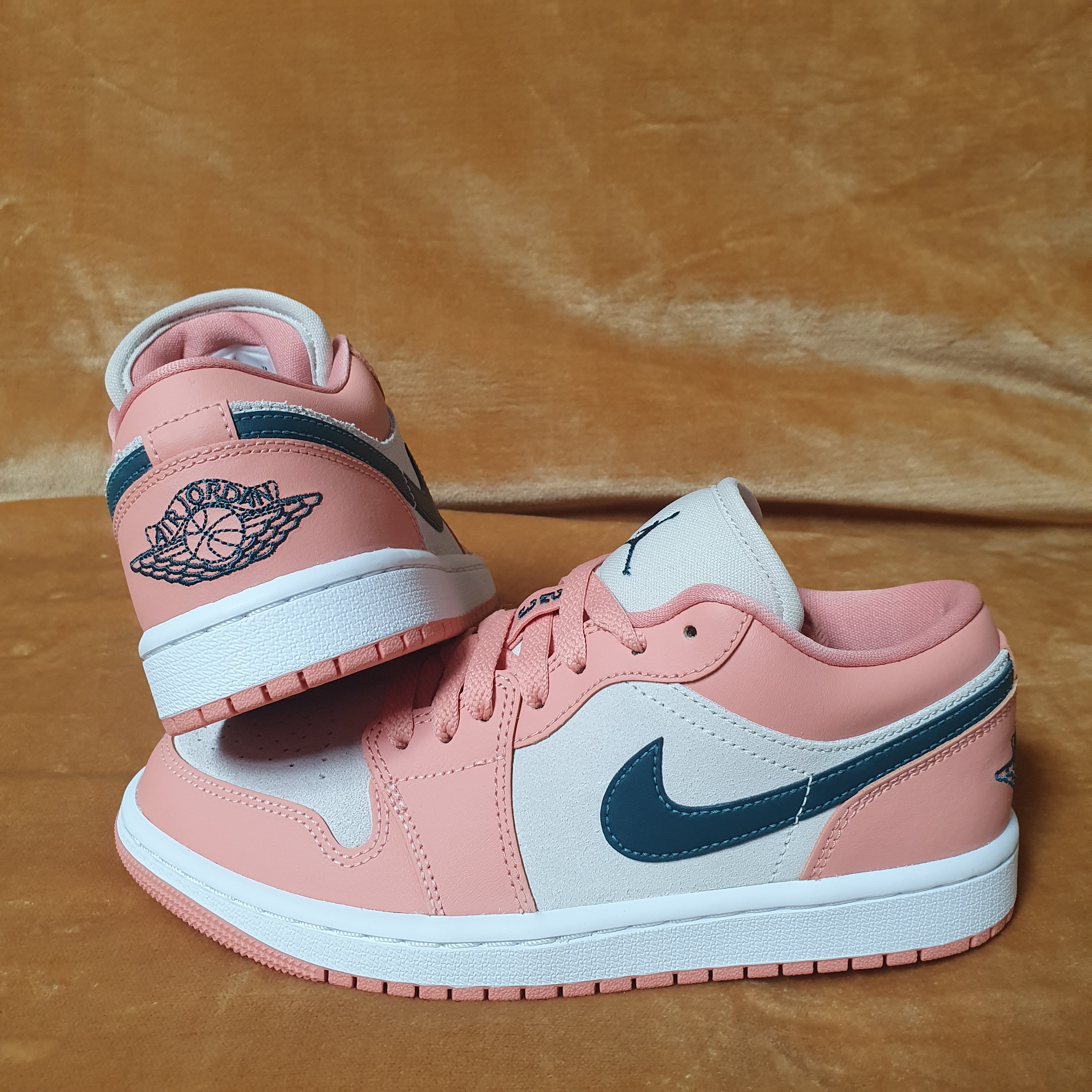 (W) Jordan 1 Low Light Madder Root 착용 스타일 - 1
