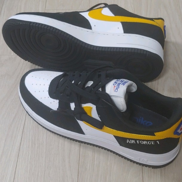 Nike Air Force 1 '07 LV8 Athletic Club Black Dark Sulfur 착용 스타일 - 2
