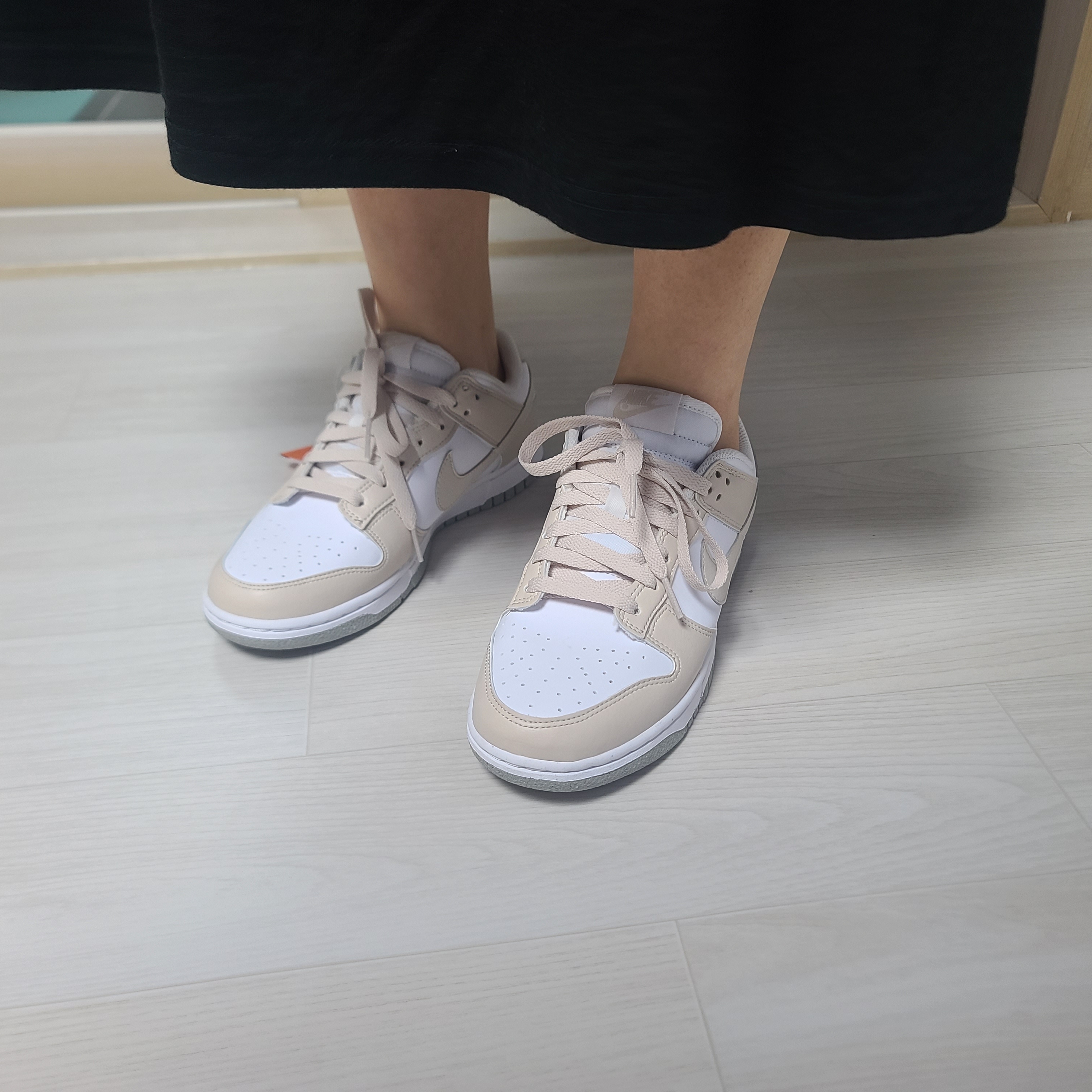 (W) Nike Dunk Low Next Nature Light Orewood Brown 착용 스타일 - 2