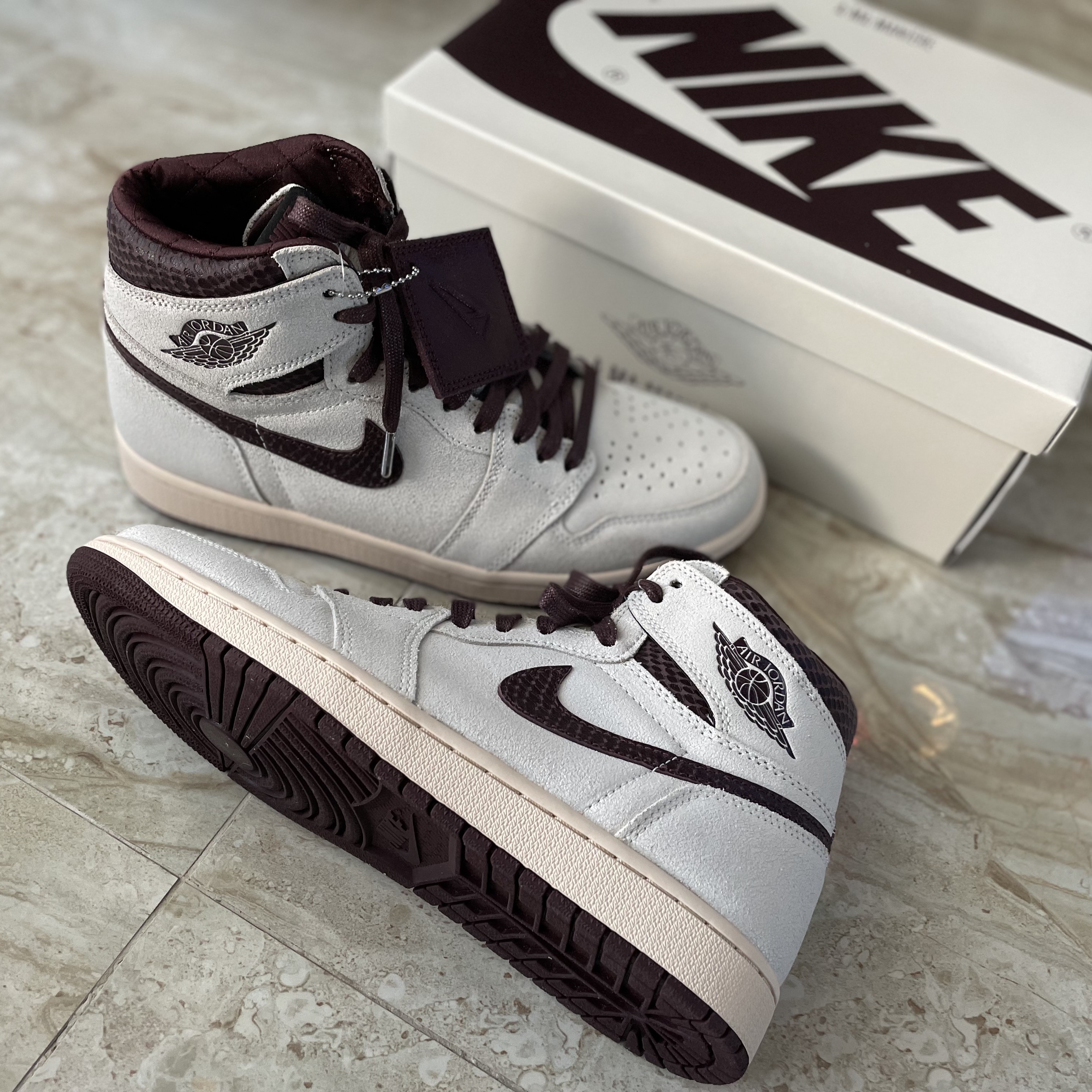 Jordan 1 x A Ma Maniere Retro High OG SP Sail and Burgundy 착용 스타일 - 1