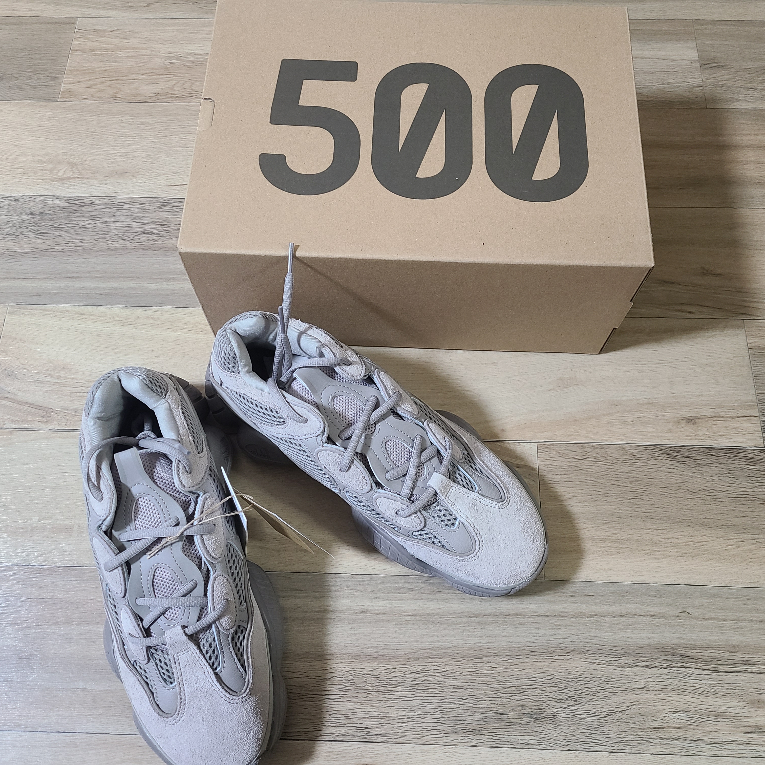 Adidas Yeezy 500 Ash Grey 착용 스타일