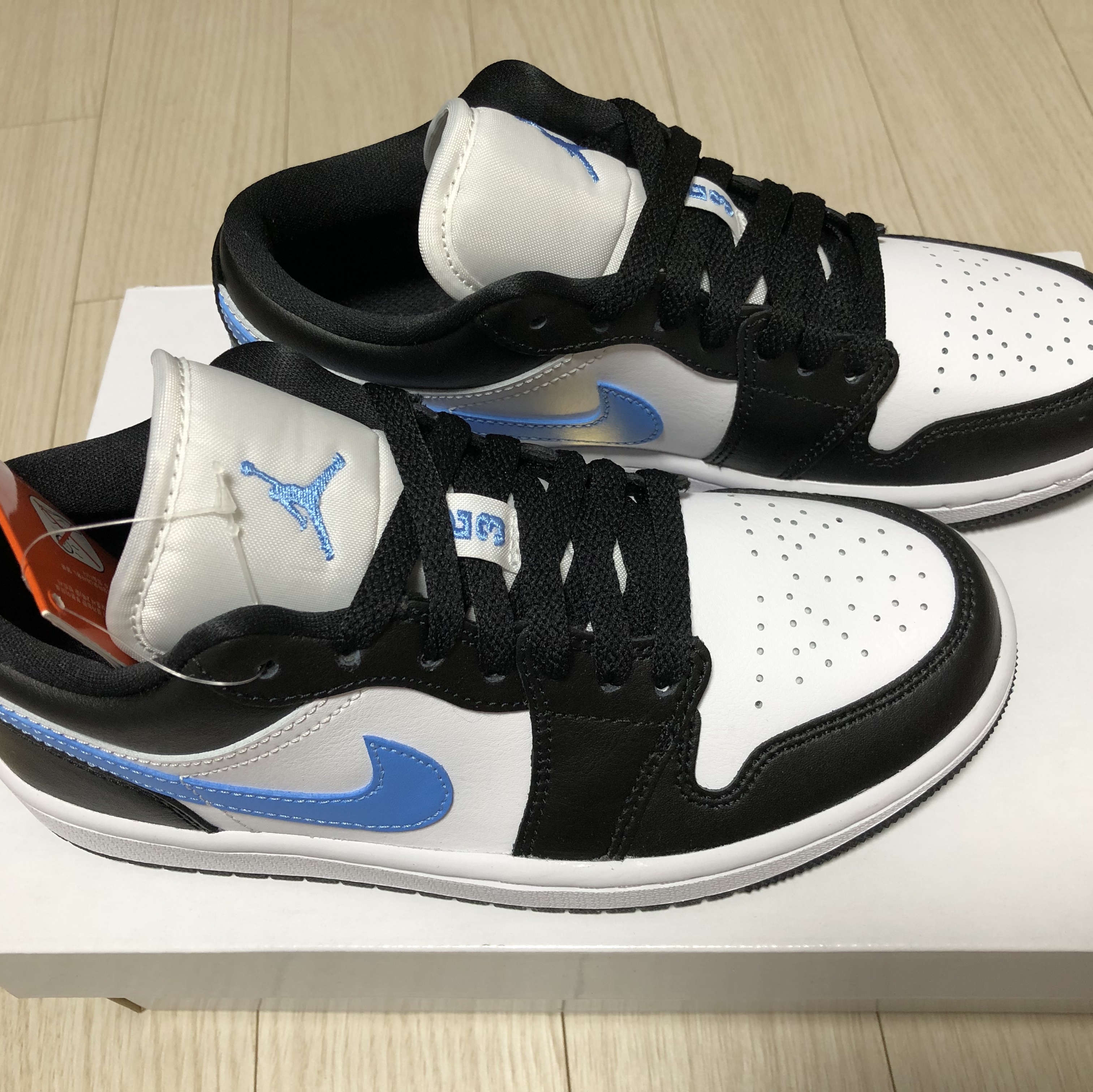 (W) Jordan 1 Low Black University Blue 착용 스타일 - 1