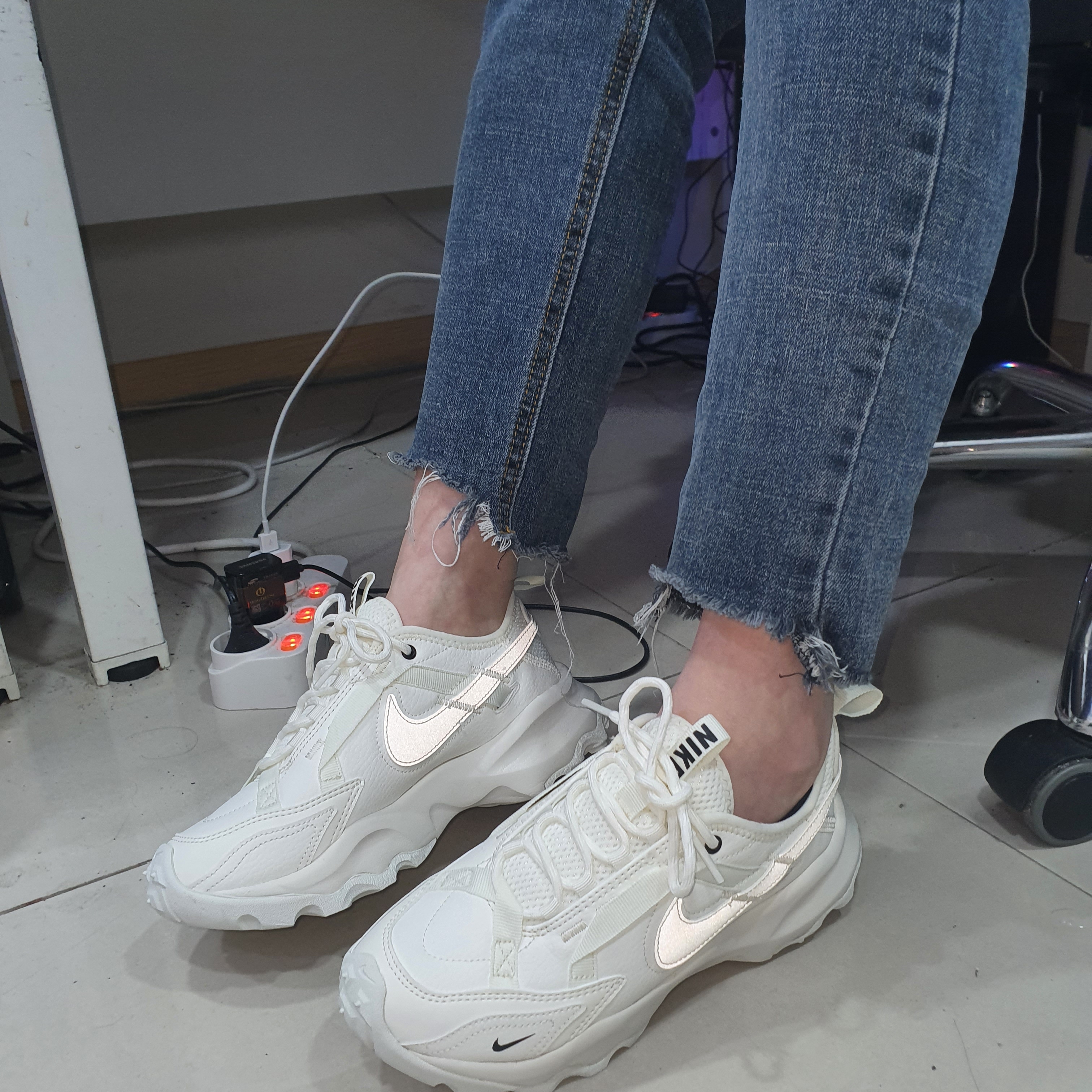 (W) Nike TC 7900 Summit White 착용 스타일 - 2