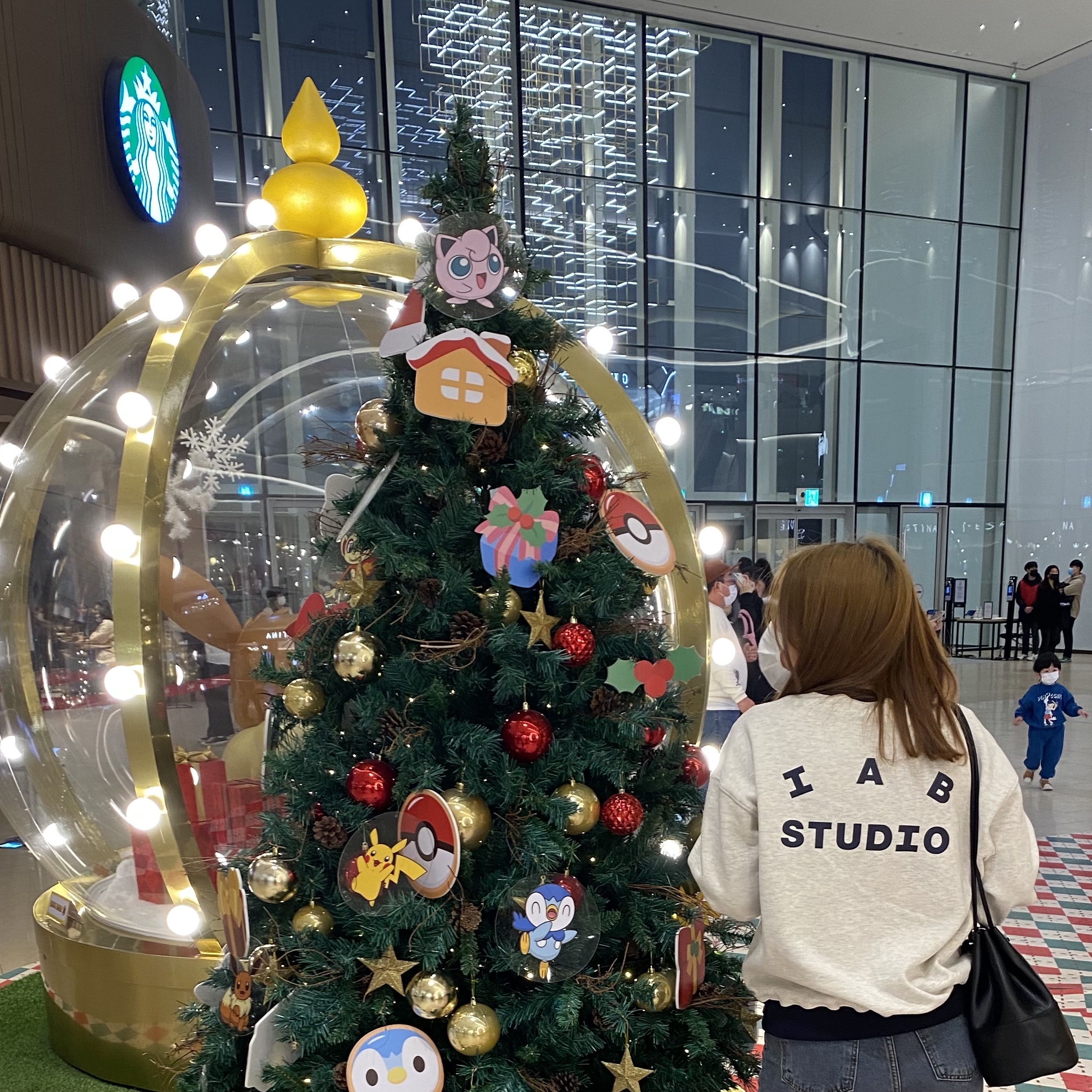 IAB Studio Sweatshirt Oatmeal Navy 착용 스타일 - 1